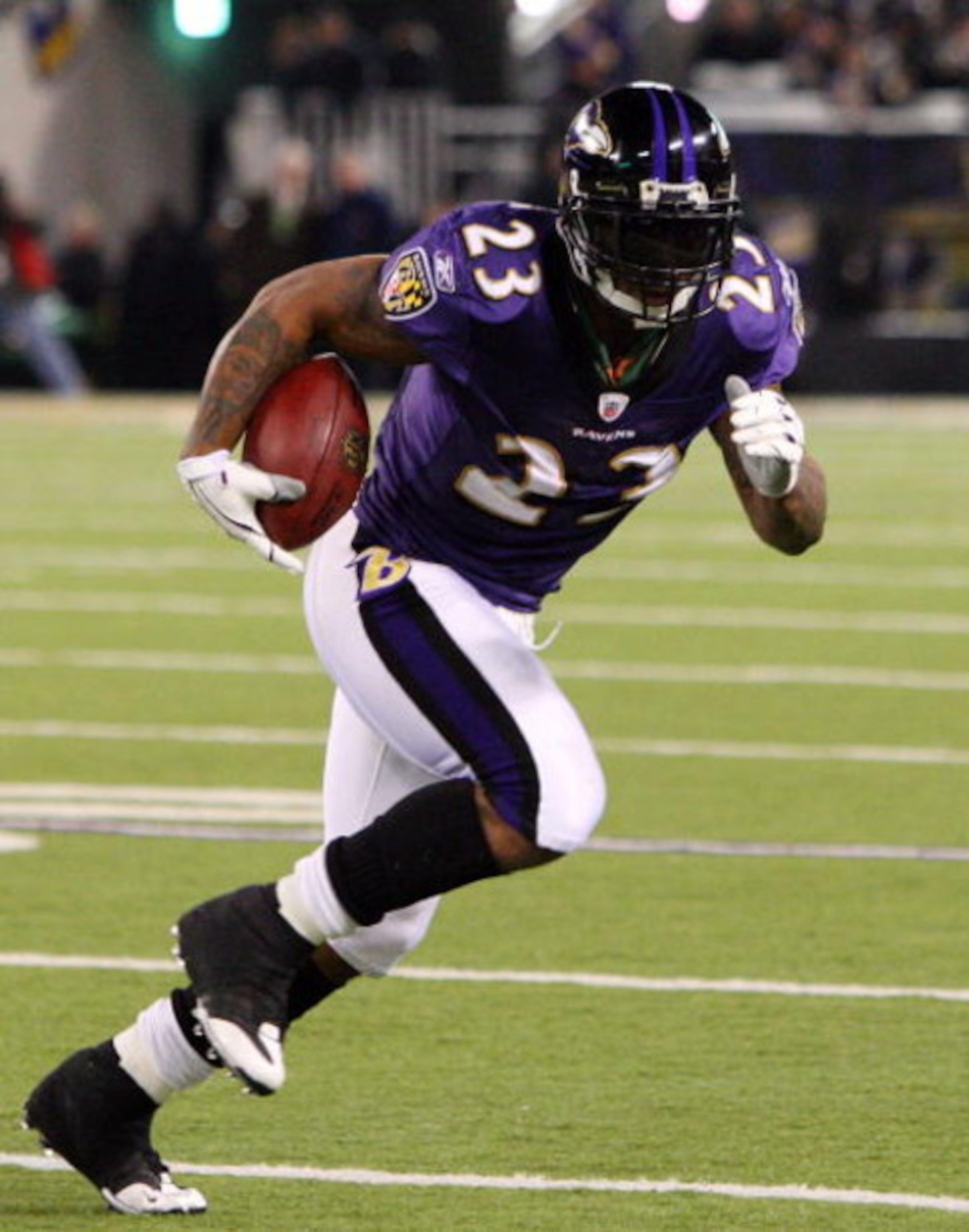 BALTIMORE - DECEMBER 14:  Willis McGahee #23 of the Baltimore Ravens runs the ball against the Pittsburgh Steelers on December 14, 2008 at M&T Bank Stadium in Baltimore, Maryland. The Steelers defeated the Ravens 13-9.  (Photo by Jim McIsaac/Getty Images)