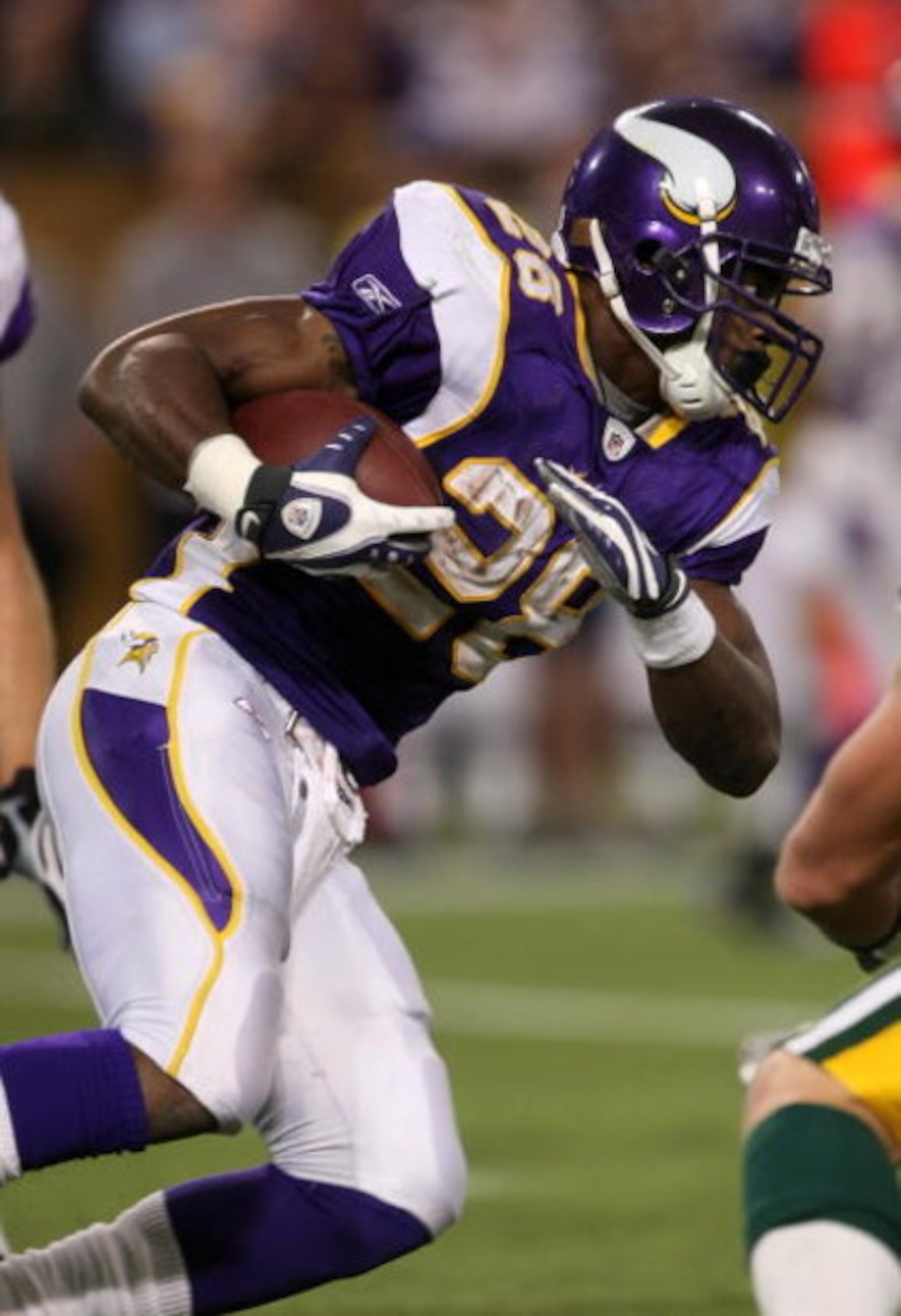 MINNEAPOLIS - NOVEMBER 09:  Running back Adrian Peterson #28 of the Minnesota Vikings carries the ball against the Green Bay Packers on November 9, 2008 at the Metrodome in Mineapolis, Minnesota.  (Photo by Stephen Dunn/Getty Images)