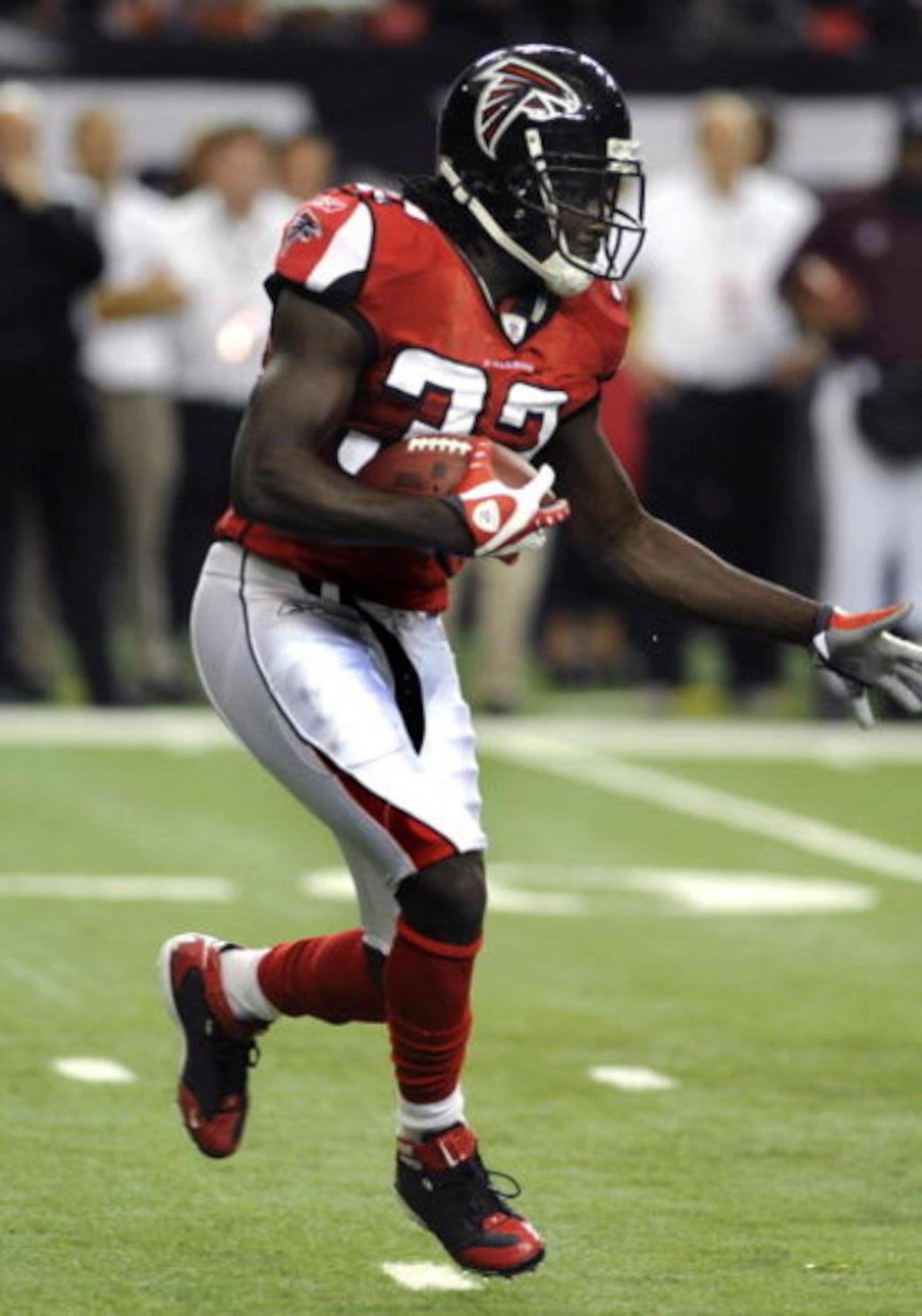 ATLANTA - NOVEMBER 9: Running back Jerious Norwood #32 of the Atlanta Falcons rushes upfield against the New Orleans Saints at the Georgia Dome on November 9, 2008 in Atlanta, Georgia.  (Photo by Al Messerschmidt/Getty Images)