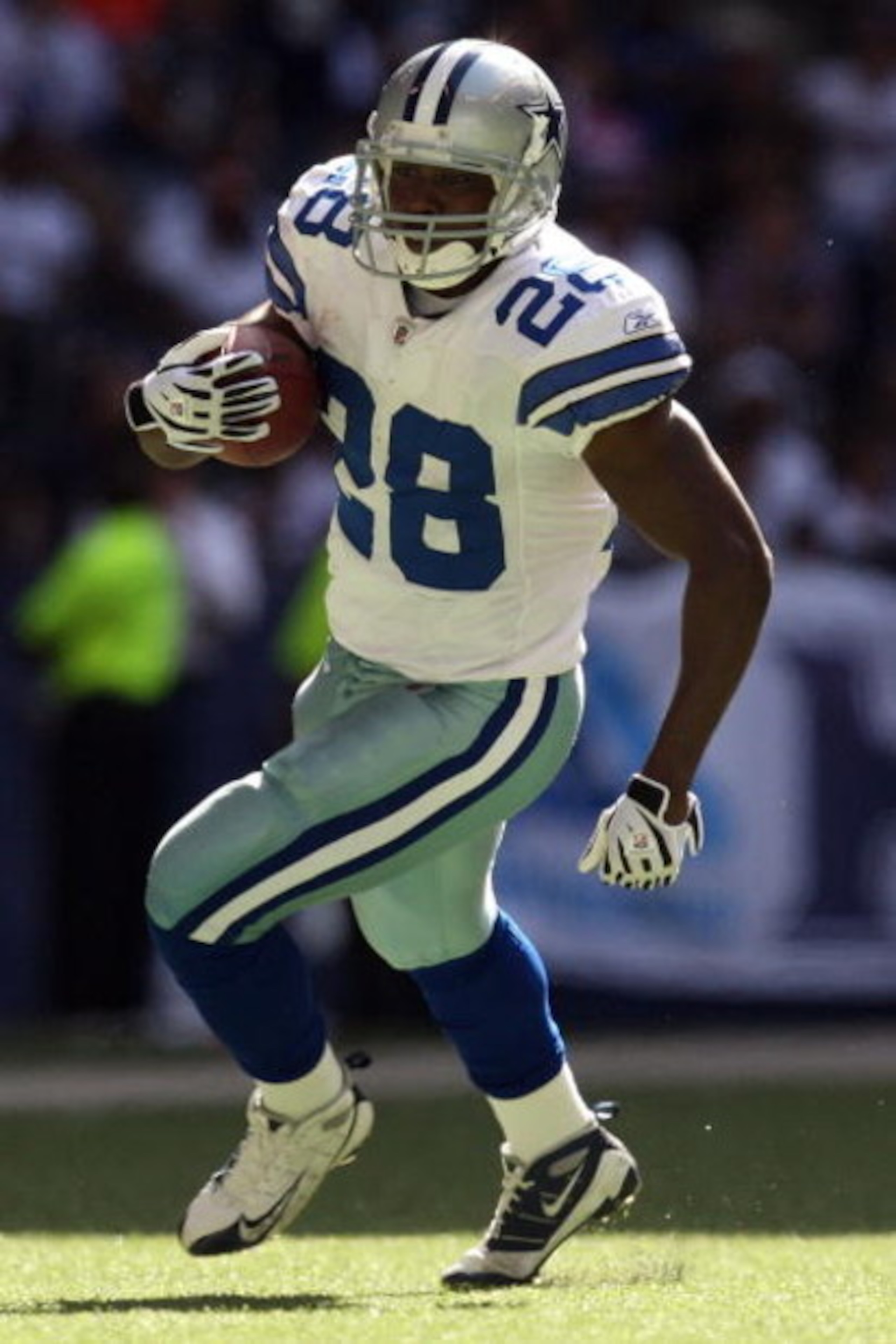 IRVING, TX - OCTOBER 05:  Running back Felix Jones #28 of the Dallas Cowboys runs for a touchdown against the Cincinnati Bengals at Texas Stadium on October 5, 2008 in Irving, Texas.  (Photo by Ronald Martinez/Getty Images)