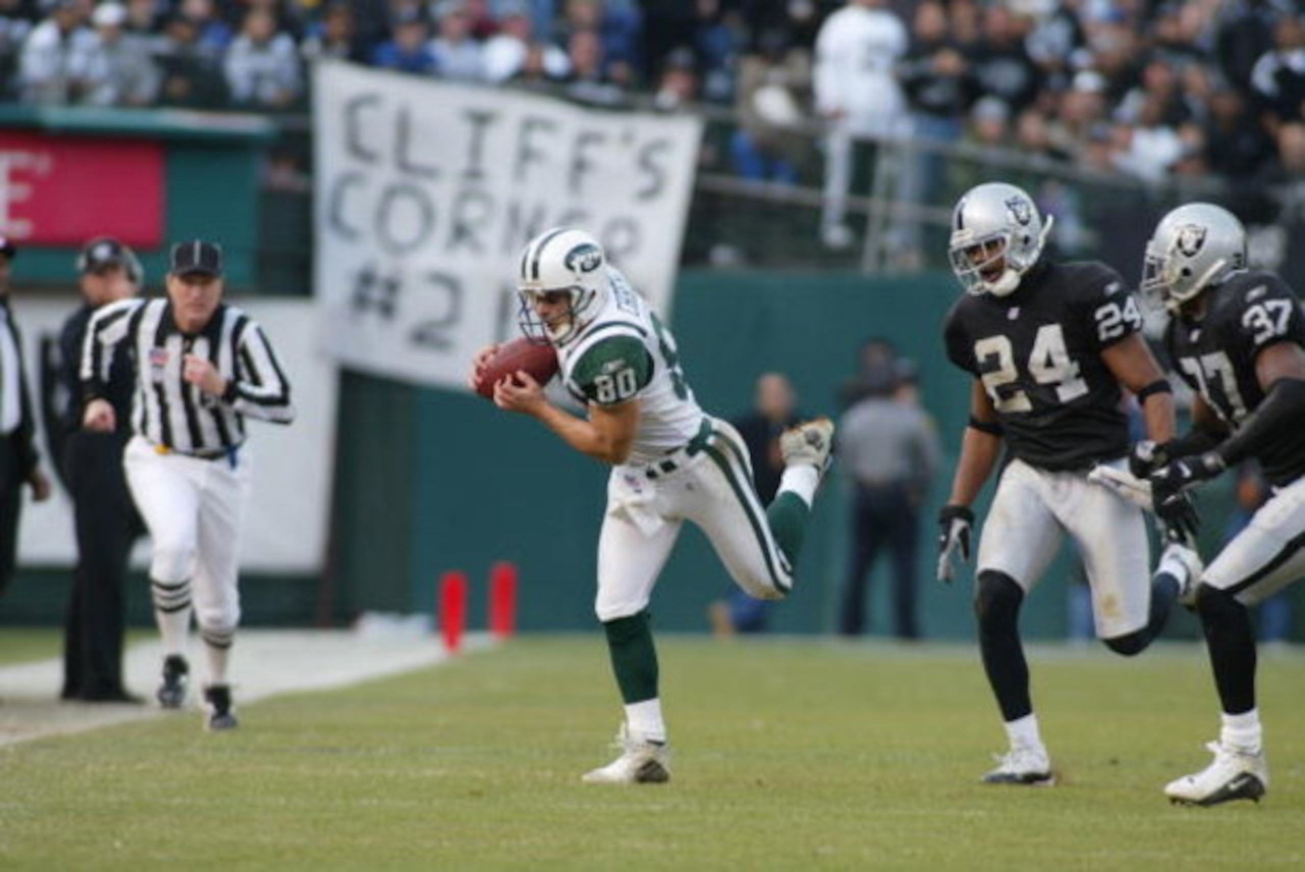 6 Jan 2002:  Wayne Chrebet #80 of the New York Jets scrambles to outrun the defense of the Oakland Raiders during the game at Network Associates Coliseum in Oakland, California. The Jets won 24-22. DIGITAL IMAGE. Mandatory  Credit : Jed Jacobsohn/Getty Im