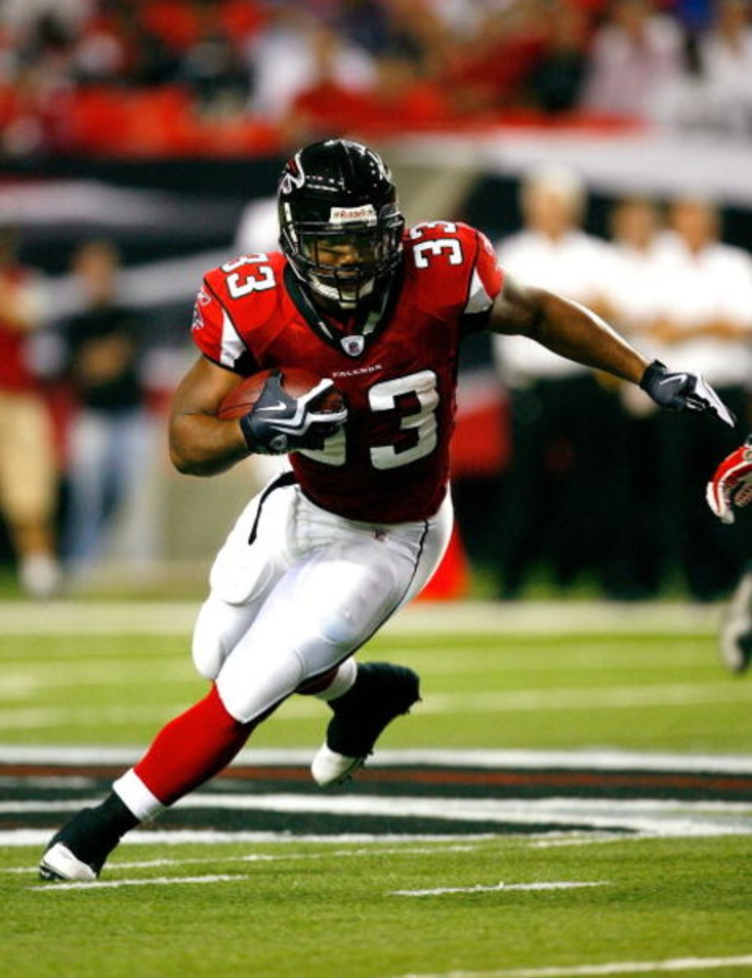 ATLANTA - SEPTEMBER 03:  Running back Michael Turner #33 of the Atlanta Falcons rushes against the Baltimore Raves at Georgia Dome on September 3, 2009 in Atlanta, Georgia.  (Photo by Kevin C. Cox/Getty Images)