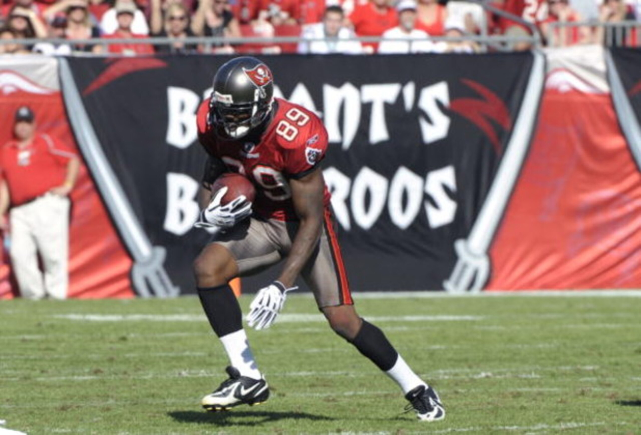 TAMPA, FL - DECEMBER 21: Wide receiver Antonio Bryant #89 of the Tampa Bay Buccaneers rushes upfield with a pass against the San Diego Chargers at Raymond James Stadium on December 21, 2008 in Tampa, Florida.  (Photo by Al Messerschmidt/Getty Images)