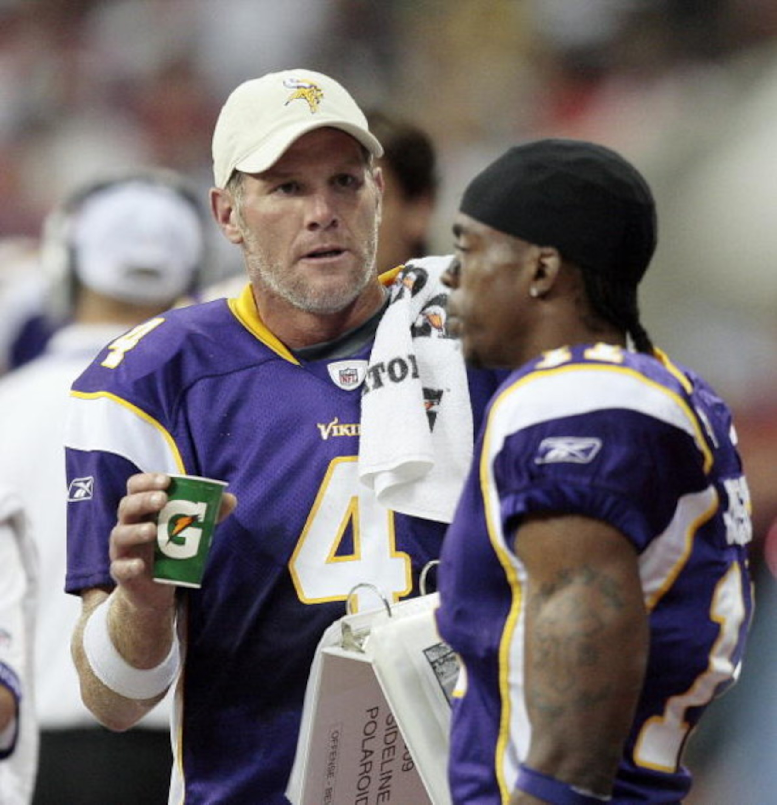 HOUSTON - AUGUST 31:  Quarterback Brett Favre #4 of the Minnesota Vikings talks with receiver Jaymar Johnson at Reliant Stadium on August 31, 2009 in Houston, Texas.  (Photo by Bob Levey/Getty Images)