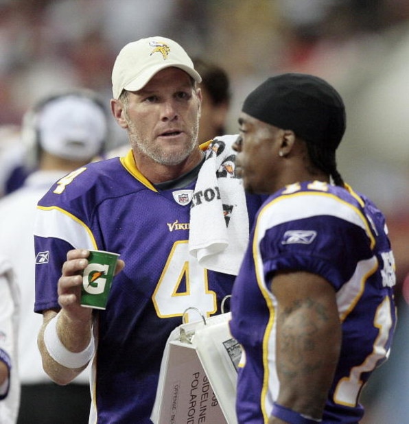 HOUSTON - AUGUST 31:  Quarterback Brett Favre #4 of the Minnesota Vikings talks with receiver Jaymar Johnson at Reliant Stadium on August 31, 2009 in Houston, Texas.  (Photo by Bob Levey/Getty Images)