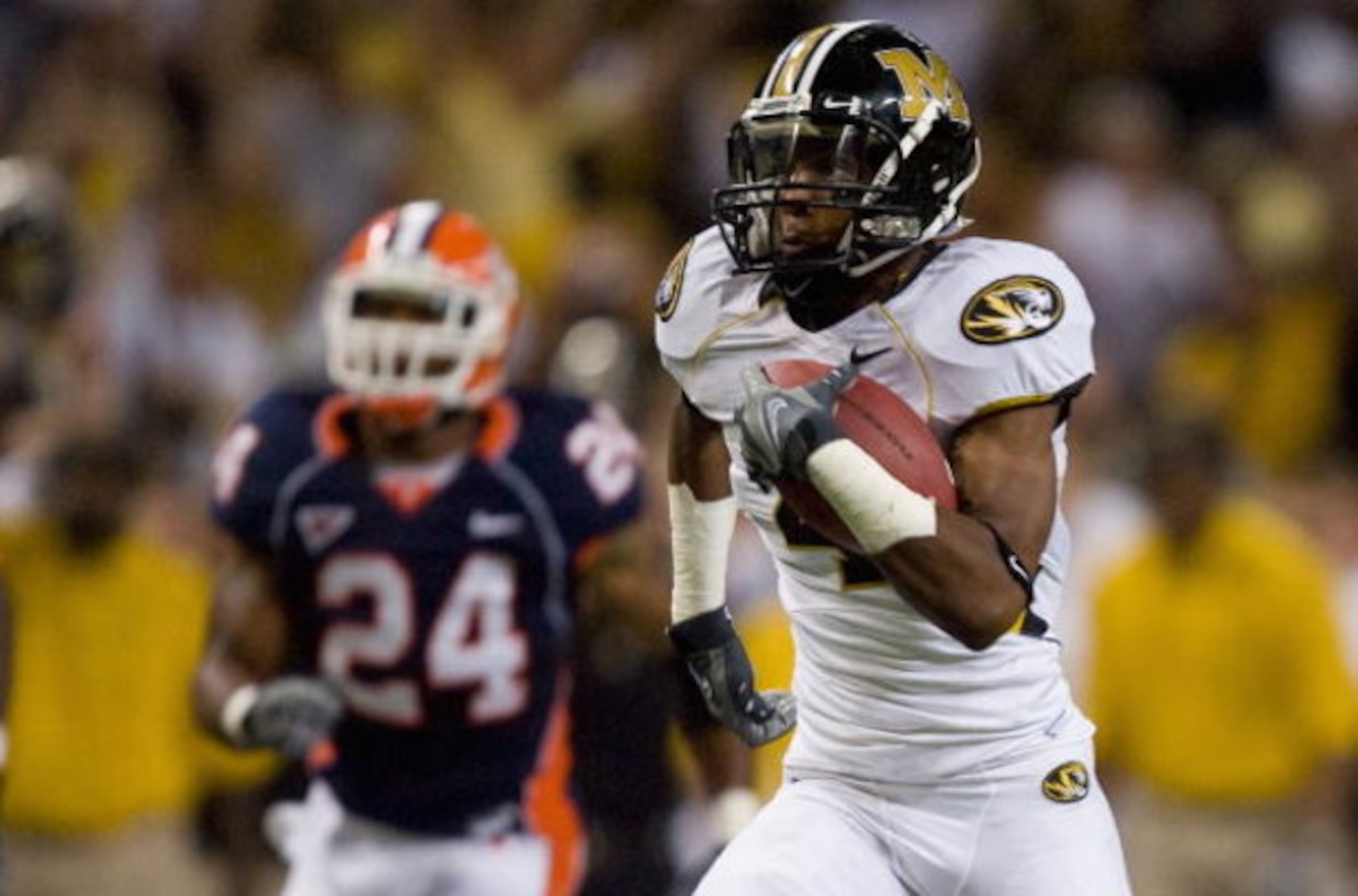 ST. LOUIS, MO - SEPTEMBER 5: Jared Perry #4 of the University of Missouri Tigers hauls in a touchdown pass against the University of Illinois Fighting Illini during the State Farm Arch Rivalry on September 5, 2009 at the Edward Jones Dome in St. Louis, Mi
