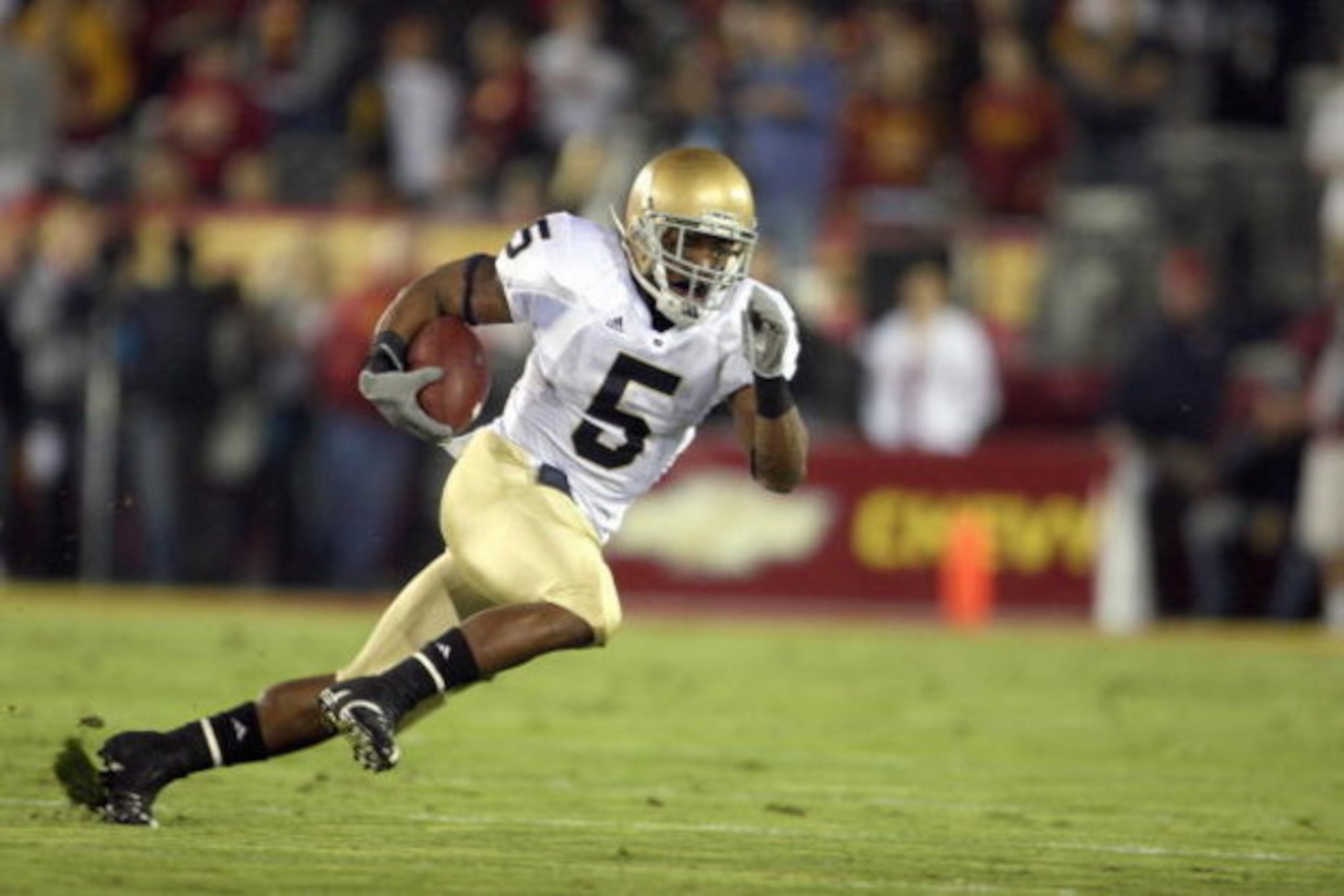 LOS ANGELES - NOVEMBER 29:  Armando Allen Jr. #5 of the Notre Dame Fighting Irish carries the ball during the game against the USC Trojans at the Memorial Coliseum on November 29, 2008 in Los Angeles, California. (Photo by: Jeff Gross/Getty Images)