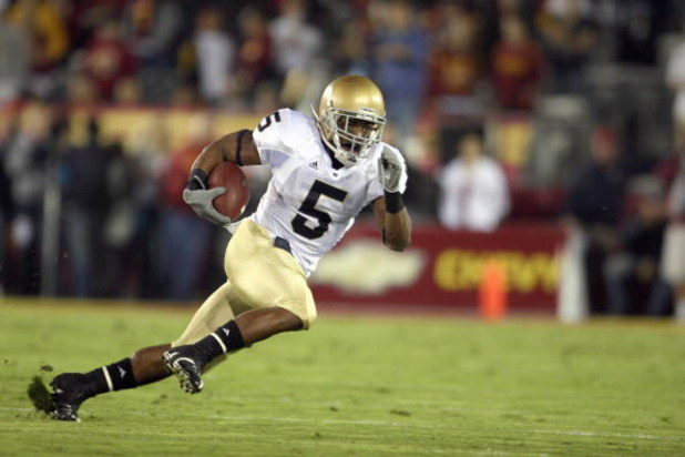 LOS ANGELES - NOVEMBER 29:  Armando Allen Jr. #5 of the Notre Dame Fighting Irish carries the ball during the game against the USC Trojans at the Memorial Coliseum on November 29, 2008 in Los Angeles, California. (Photo by: Jeff Gross/Getty Images)