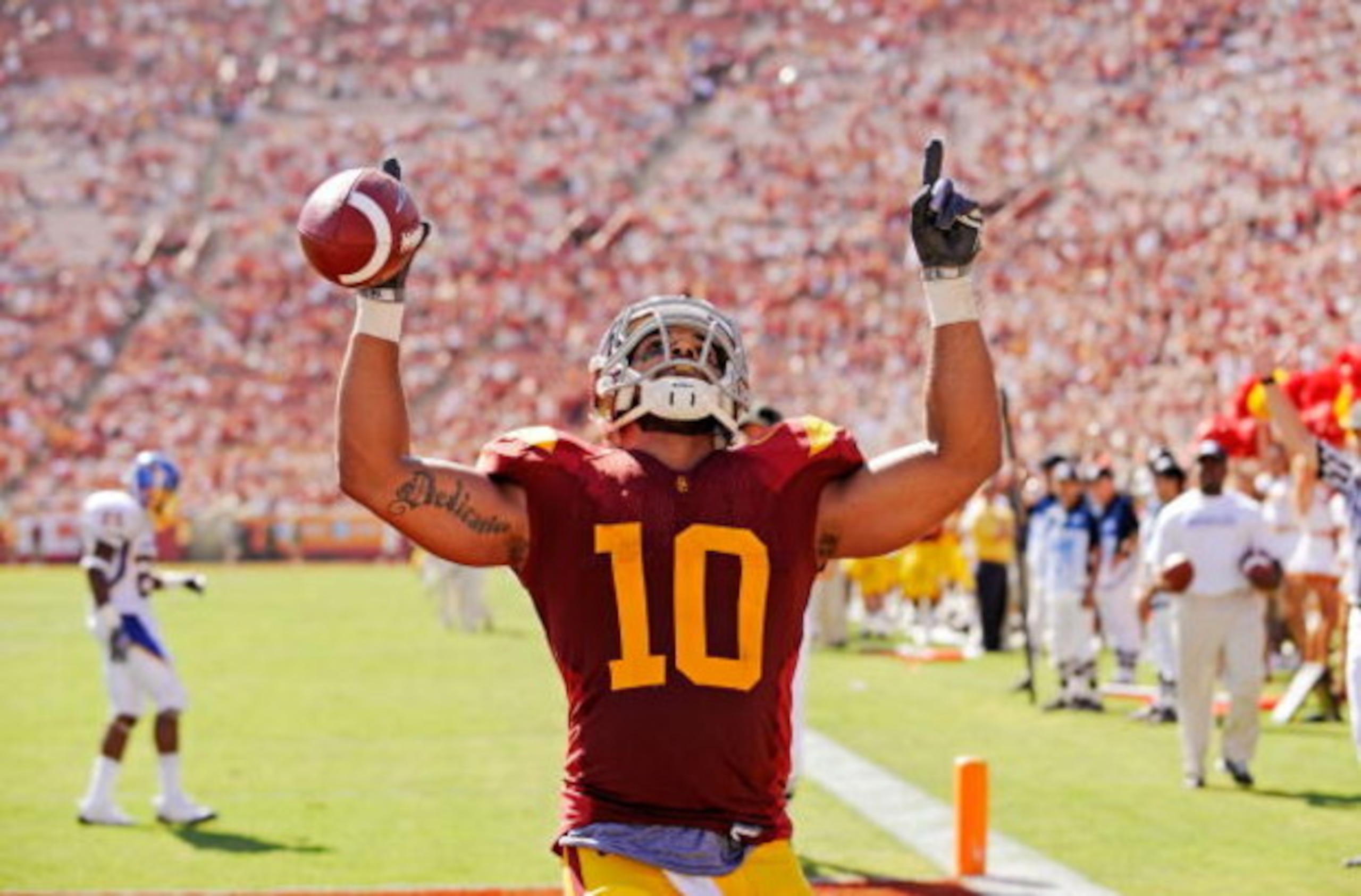 LOS ANGELES, CA - SEPTEMBER 05:  D.J. Shoemate #10 of the USC Trojans celebrates after scoring a touchdown against the San Jose State Spartans during the fourth quarter at Los Angeles Memorial Coliseum on September 5, 2009 in Los Angeles, California. USC 