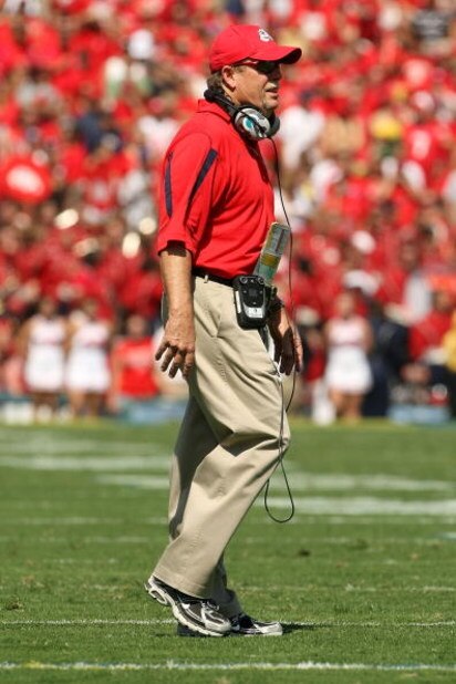 PASADENA, CA - SEPTEMBER 27:  Head coach Pat Hill of the Frenso State Bulldogs walks on the field during the game against the UCLA Bruins on September 27, 2008 at the Rose Bowl in Pasadena, California.  (Photo by Stephen Dunn/Getty Images)