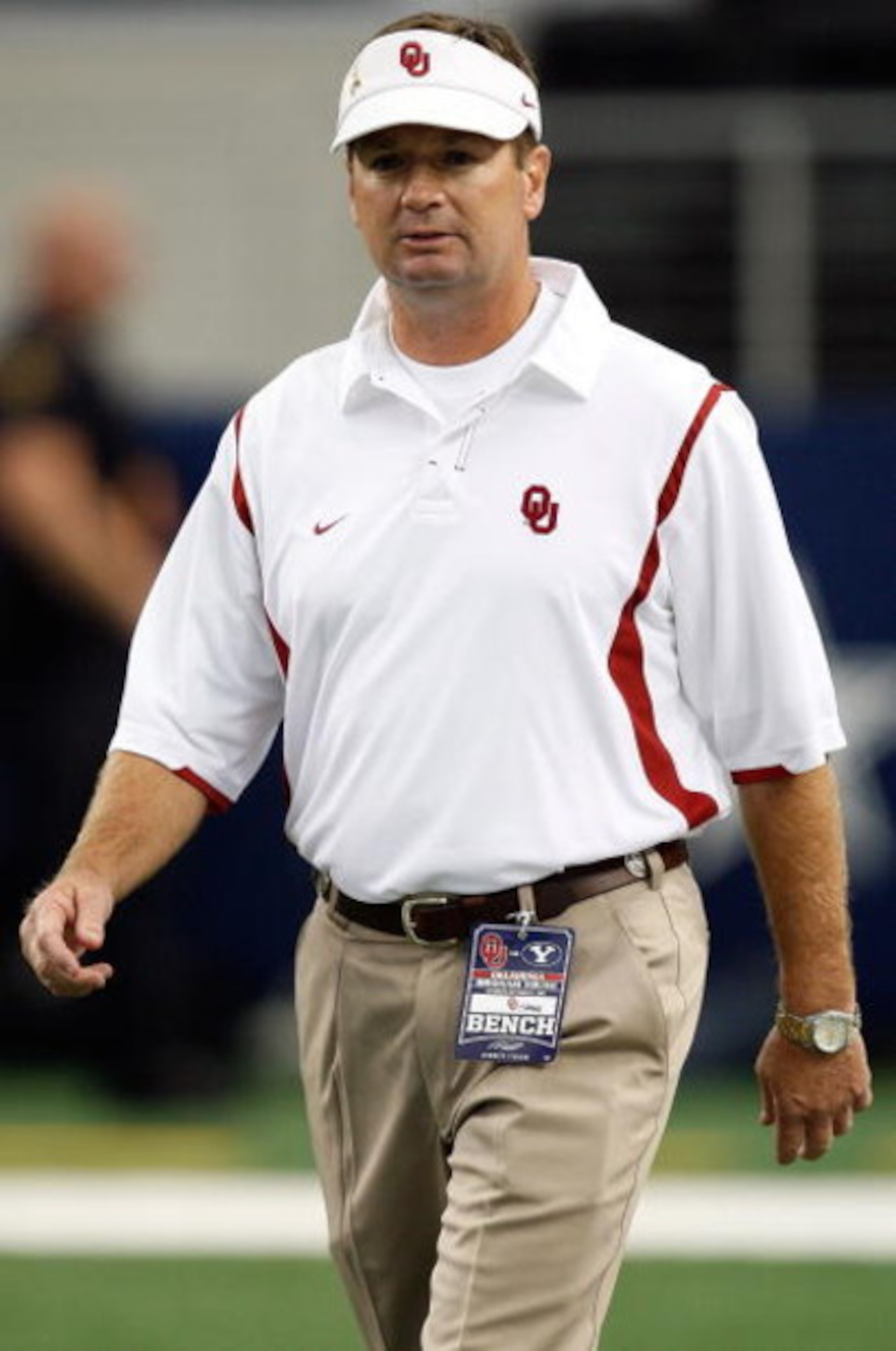 ARLINGTON, TX - SEPTEMBER 05: Head coach Bob Stoops of the Oklahoma Sooners before a game against the Brigham Young Cougars at Cowboys Stadium on September 5, 2009 in Arlington, Texas. (Photo by Ronald Martinez/Getty Images) ARLINGTON, TX - SEPTEMBER 05: Head coach Bob Stoops of the Oklahoma Sooners before a game against the Brigham Young Cougars at Cowboys Stadium on September 5, 2009 in Arlington, Texas. (Photo by Ronald Martinez/Getty Images)