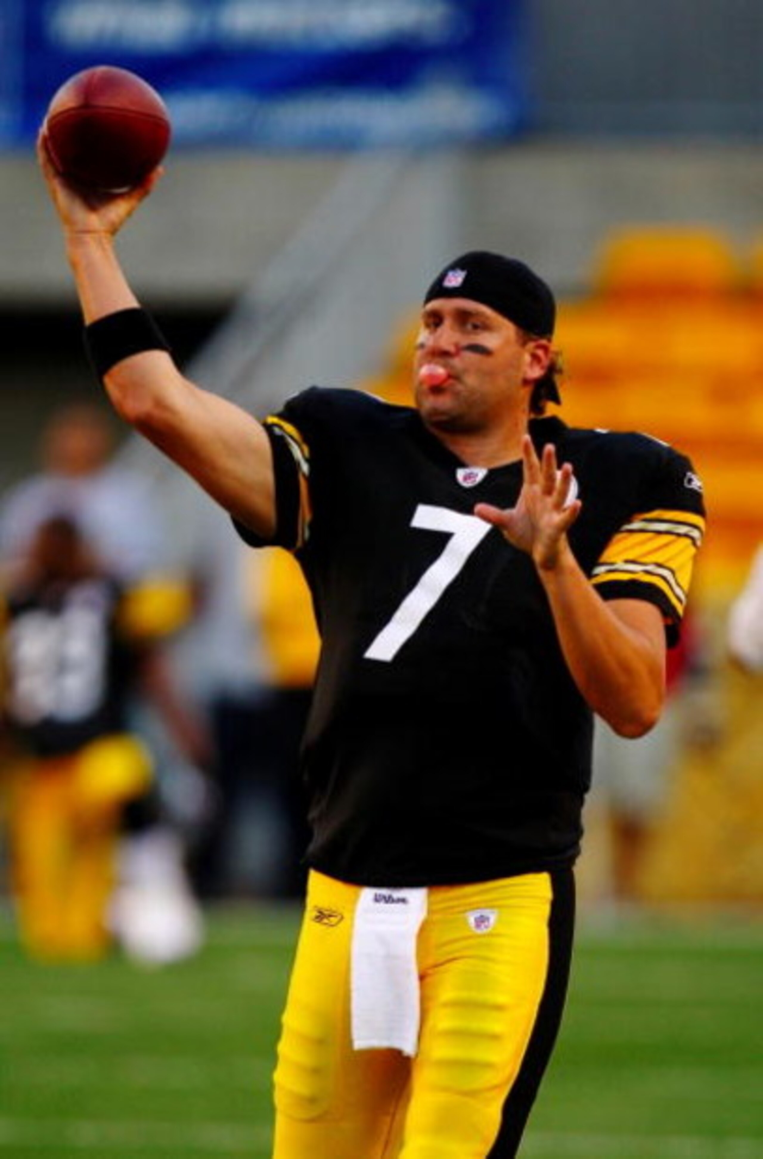 PITTSBURGH - AUGUST 29: Quarterback Ben Roethlisberger #7 of the Pittsburgh Steelers warms up before the game against the Buffalo Bills at Heinz Field on August 29, 2009 in Pittsburgh, Pennsylvania. (Photo by Gregory Shamus/Getty Images) PITTSBURGH - AUGUST 29: Quarterback Ben Roethlisberger #7 of the Pittsburgh Steelers warms up before the game against the Buffalo Bills at Heinz Field on August 29, 2009 in Pittsburgh, Pennsylvania. (Photo by Gregory Shamus/Getty Images)