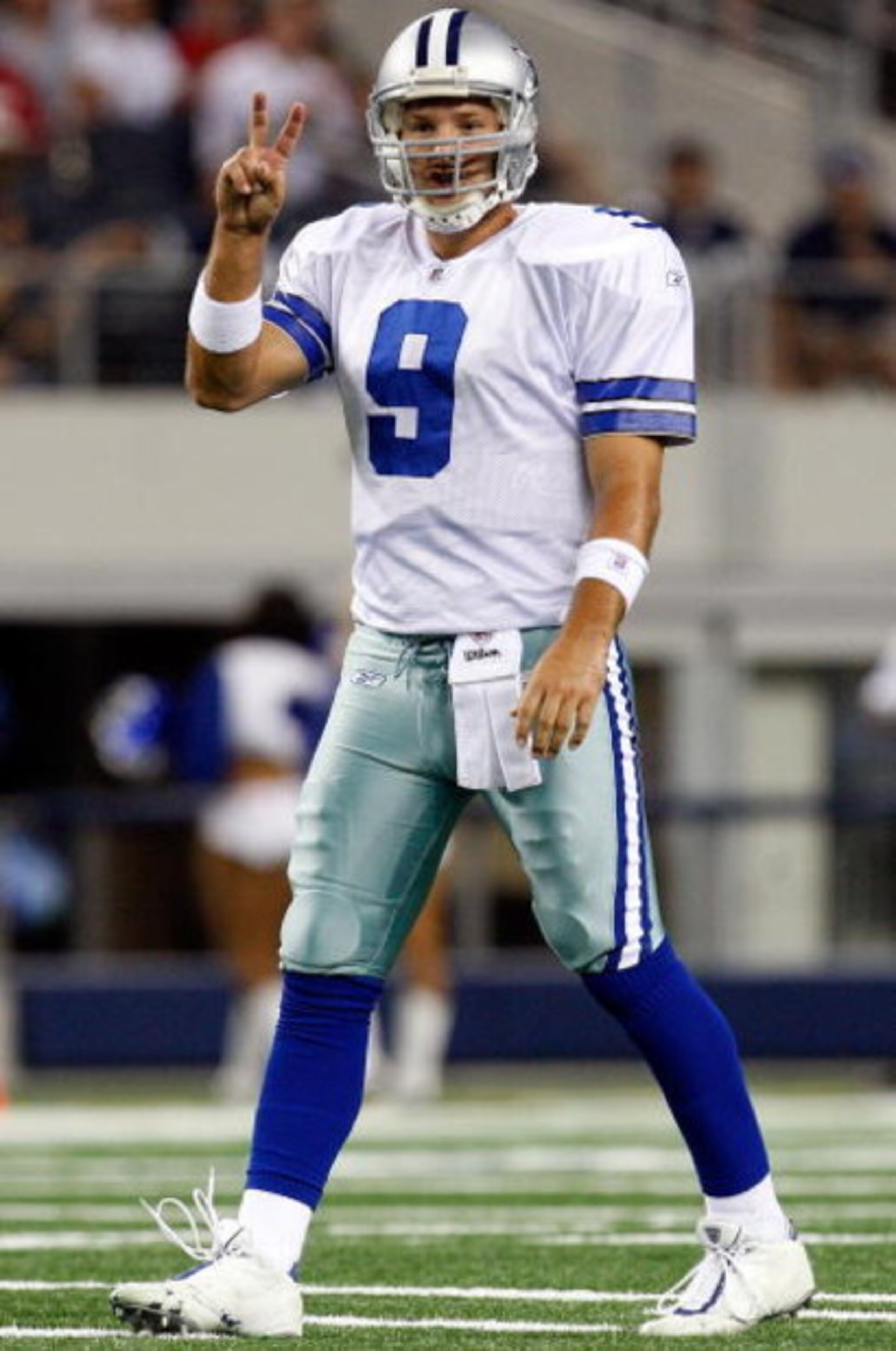 ARLINGTON, TX - AUGUST 29: Quarterback Tony Romo #9 of the Dallas Cowboys at Cowboys Stadium on August 29, 2009 in Arlington, Texas. (Photo by Ronald Martinez/Getty Images) ARLINGTON, TX - AUGUST 29: Quarterback Tony Romo #9 of the Dallas Cowboys at Cowboys Stadium on August 29, 2009 in Arlington, Texas. (Photo by Ronald Martinez/Getty Images)