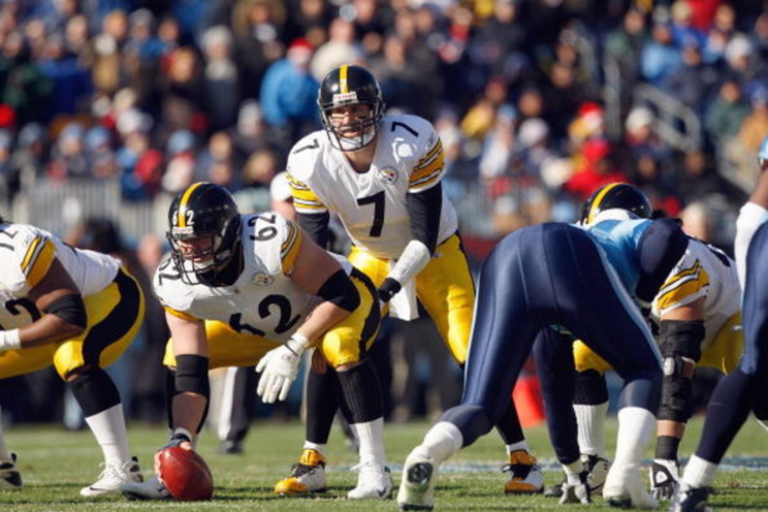 NASHVILLE, TN - DECEMBER 21:  Quarterback Ben Roethlisberger #7 of the Pittsburgh Steelers calls the play at the line of scrimmage during the game against the Tennessee Titans on December 21, 2008 at LP Field in Nashville, Tennessee. (Photo by: Streeter L