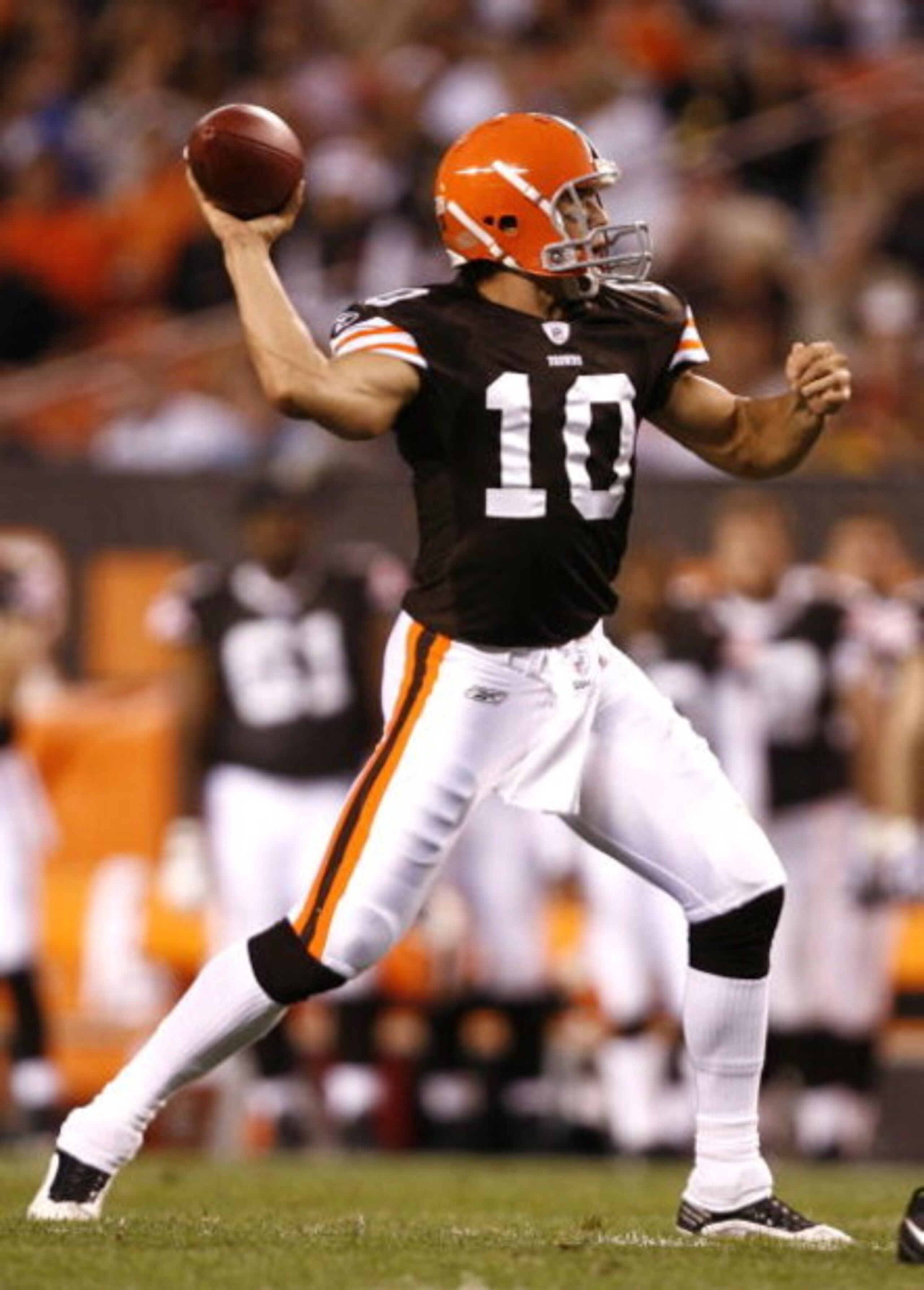 CLEVELAND - AUGUST 29:  Brady Quinn #10 of the Cleveland Browns passes to a receiver against the Tennessee Titans at Cleveland Browns Stadium on August 29, 2009 in Cleveland, Ohio.  (Photo by Matt Sullivan/Getty Images)