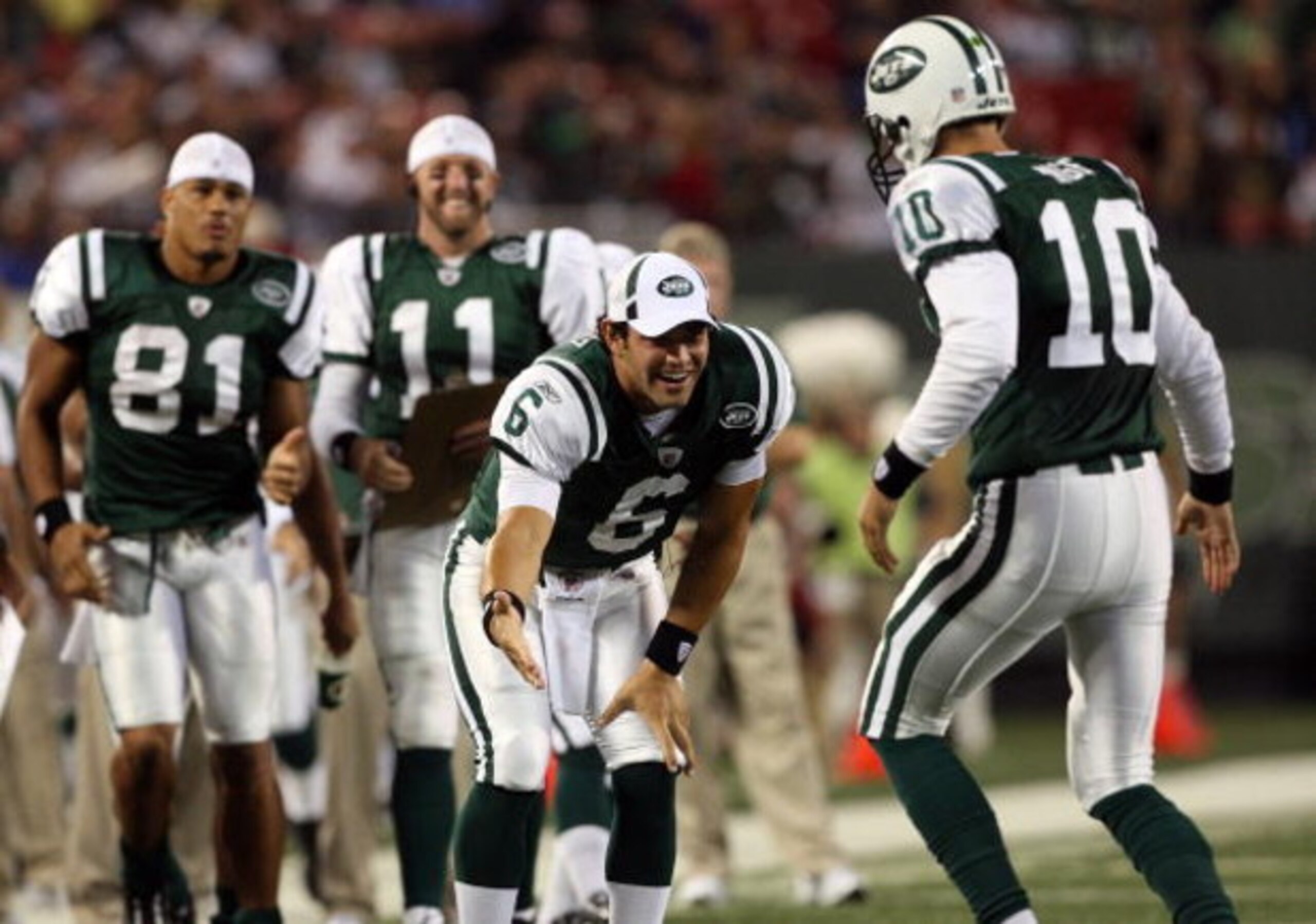 EAST RUTHERFORD, NJ - SEPTEMBER 03:  Quarterback Mark Sanchez #6 of the New York Jets congratulates teammate Erik Ainge #10 after a touchdown against the Philadelphia Eagles during the NFL preseason game at Giants Stadium on September 3, 2009 in East Ruth