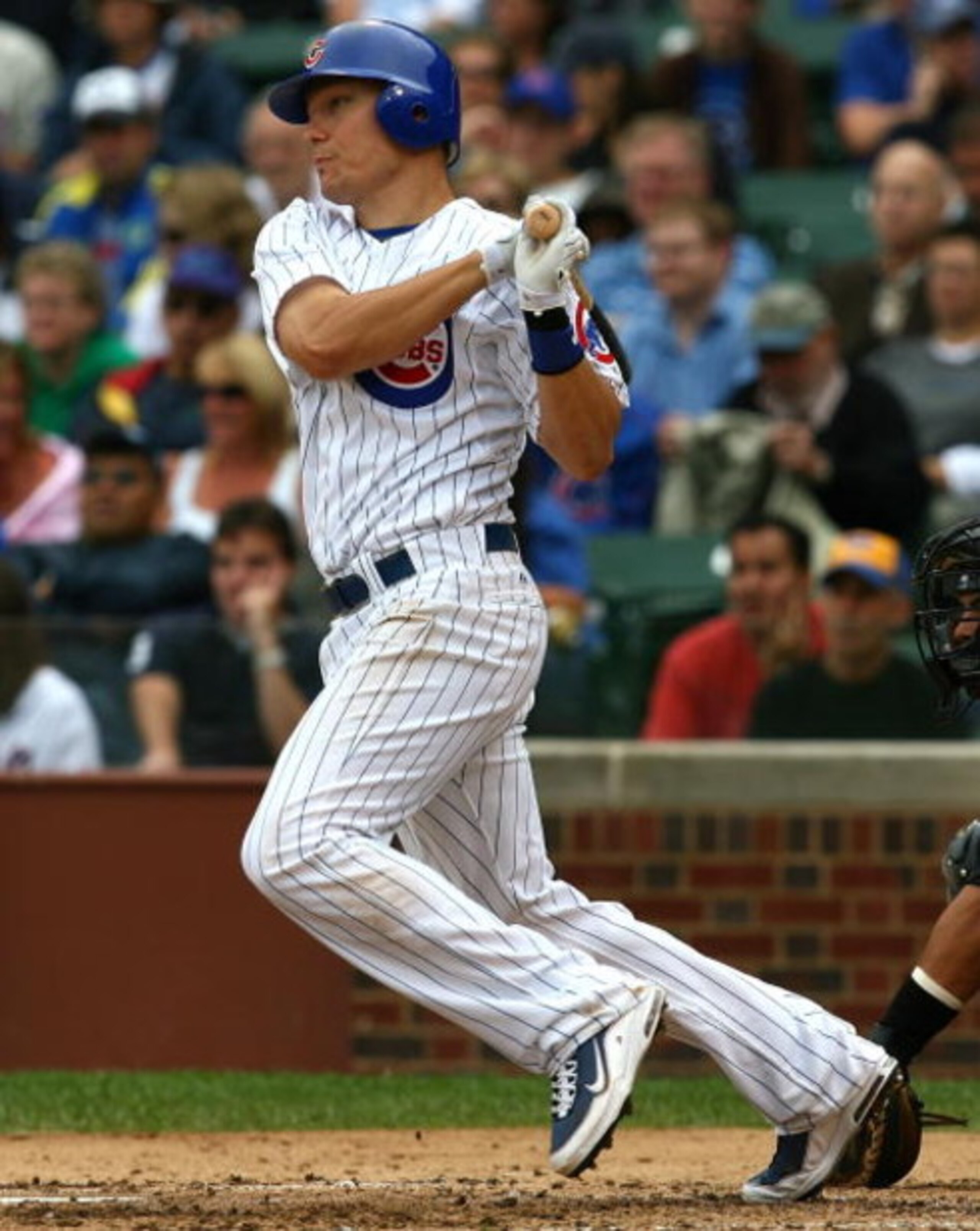CHICAGO - AUGUST 28: Jeff Baker #28 of the Chicago Cubs hits the ball against the New York Mets on August 28, 2009 at Wrigley Field in Chicago, Illinois. The Cubs defeated the Mets 5-2. (Photo by Jonathan Daniel/Getty Images)