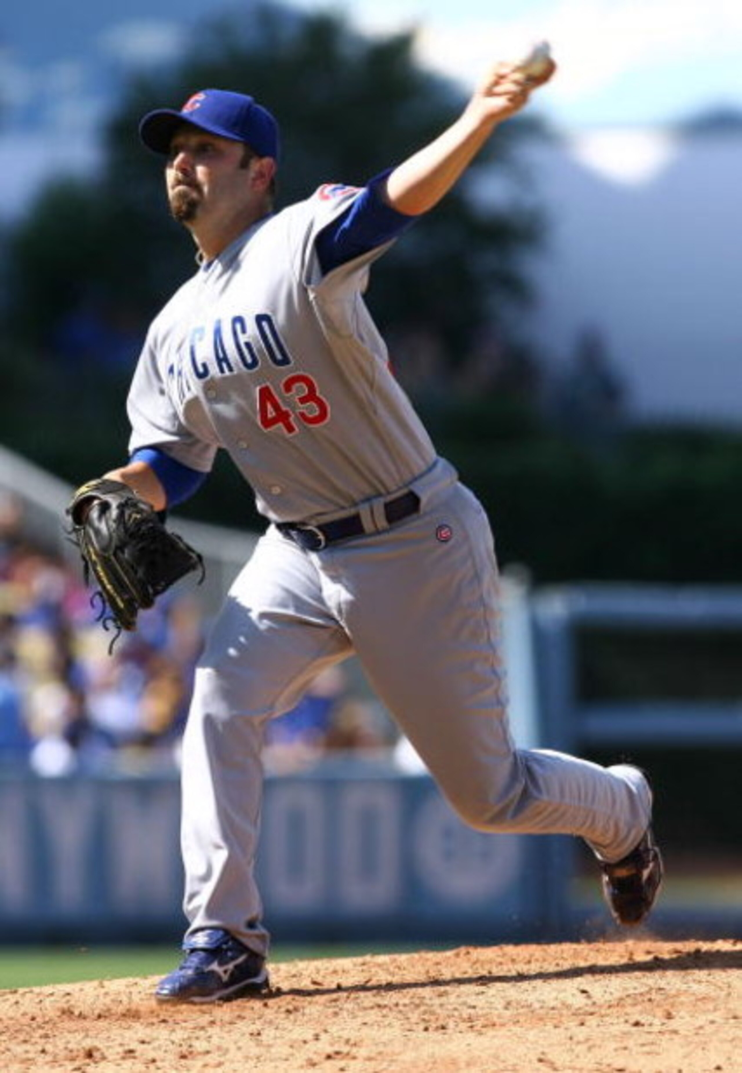 LOS ANGELES, CA - AUGUST 22:  John Grabow #43 of the Chicago Cubs pitches against the Los Angeles Dodgers at Dodger Stadium on August 22, 2009 in Los Angeles, California.  (Photo by Jeff Gross/Getty Images)