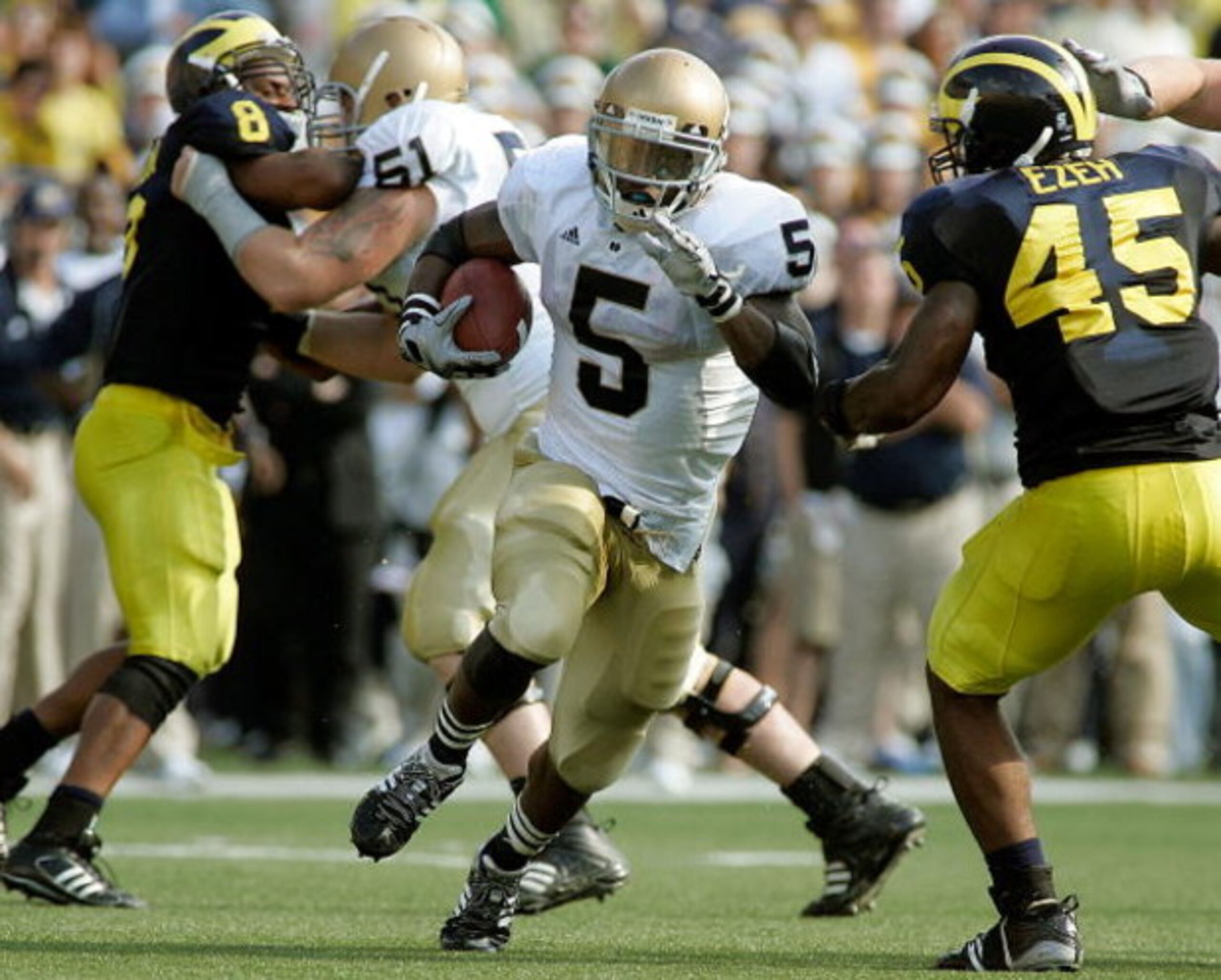 ANN ARBOR, MI - SEPTEMBER 12:  Armando Allen #5 of Notre Dame runs the ball against Michigan at Michigan Stadium on September 12, 2009 in Ann Arbor, Michigan.  (Photo by Domenic Centofanti/Getty Images)