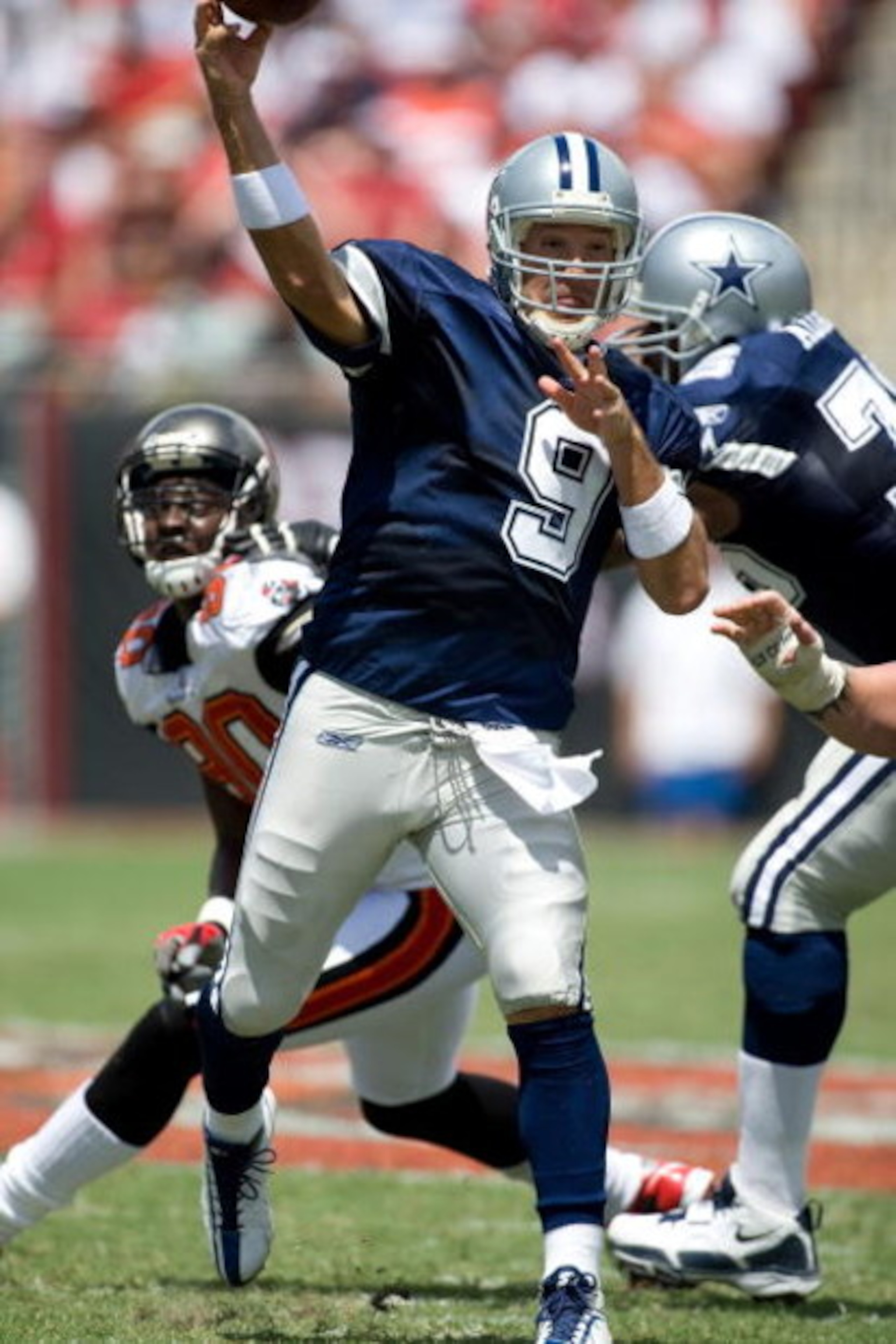TAMPA, FL - SEPTEMBER 13:  Quarterback Tony Romo #9 of the Dallas Cowboys passes the ball against the Tampa Bay Buccaneers during the game at Raymond James Stadium on September 13, 2009 in Tampa, Florida.  (Photo by J. Meric/Getty Images)