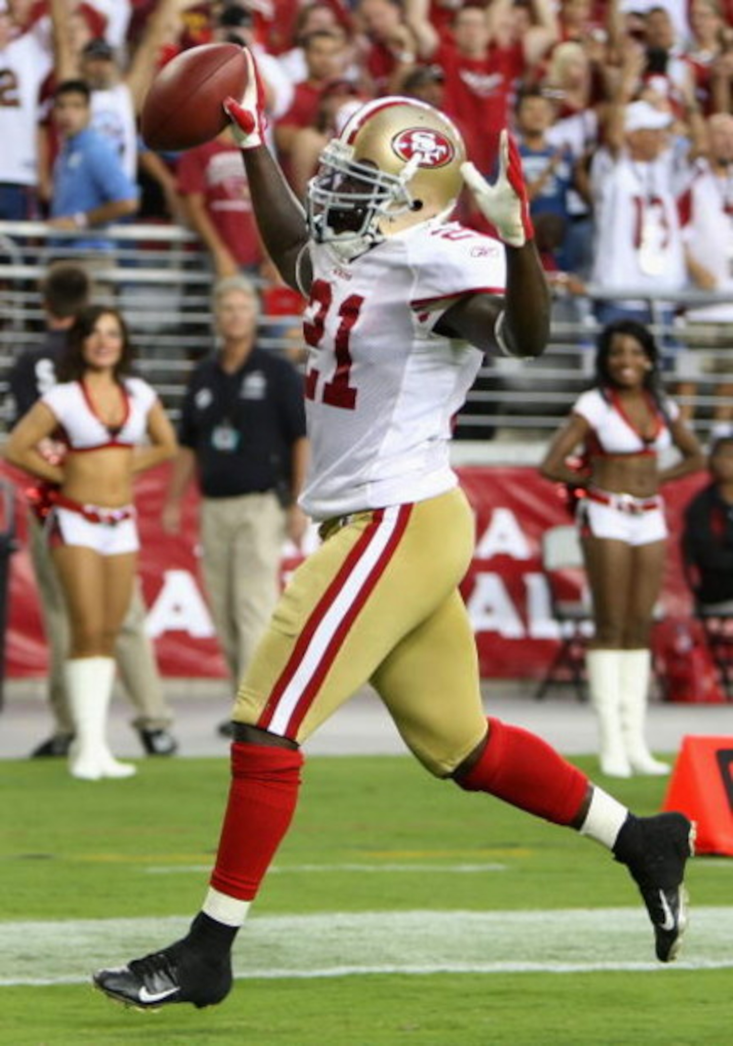 GLENDALE, AZ - SEPTEMBER 13:  Runningback Frank Gore #21 of the San Francisco 49ers scores a 3 yard touchdown reception against the Arizona Cardinals during the NFL game at the Universtity of Phoenix Stadium on September 13, 2009 in Glendale, Arizona. The