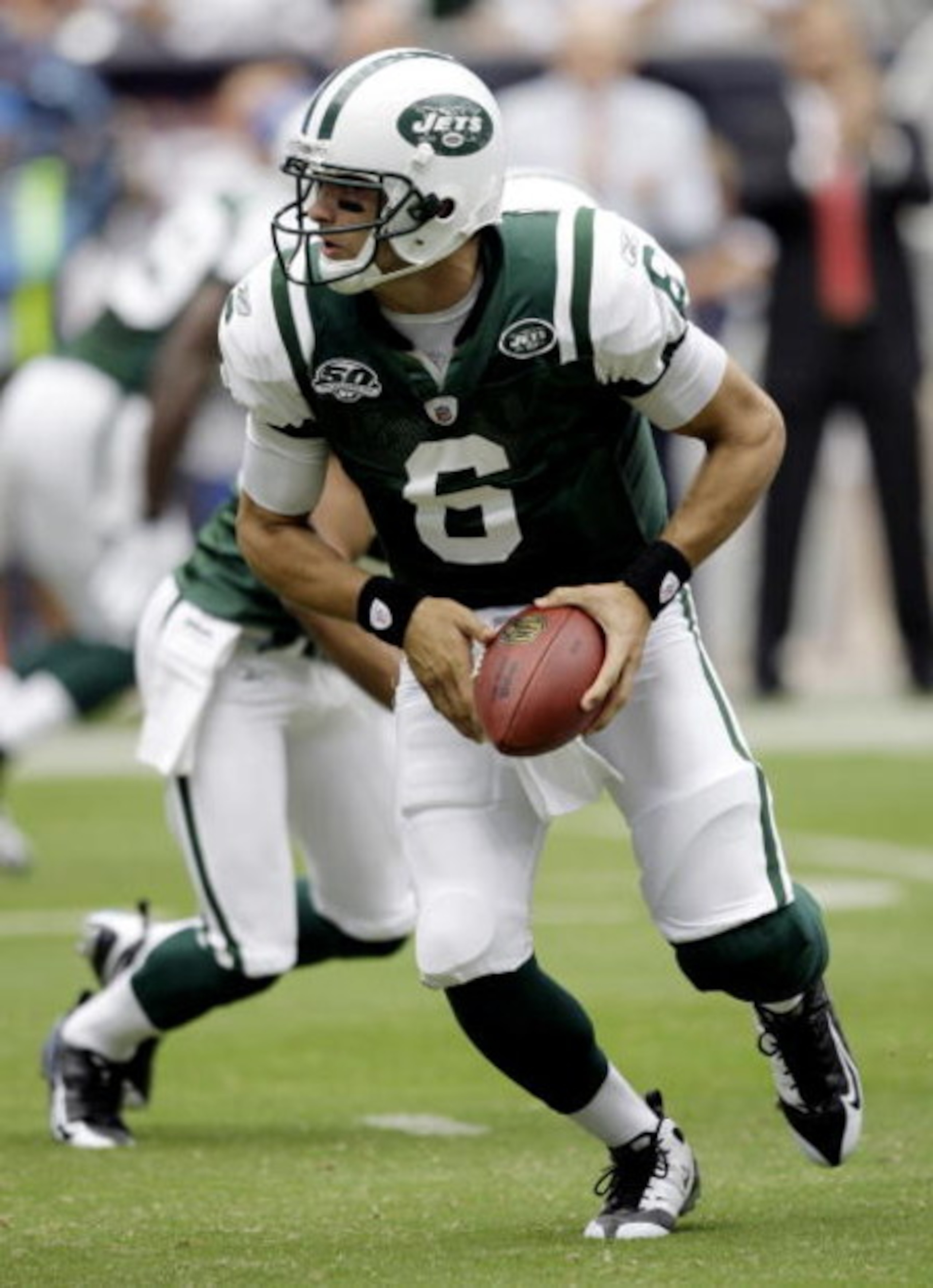 HOUSTON - SEPTEMBER 13:  Quarterback Mark Sanchez #6 of the New York Jets looks to hand off to a running back at Reliant Stadium on September 13, 2009 in Houston, Texas.  (Photo by Bob Levey/Getty Images)