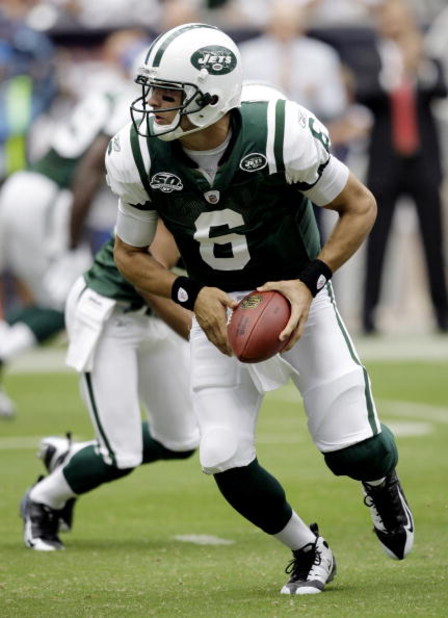 HOUSTON - SEPTEMBER 13: Quarterback Mark Sanchez #6 of the New York Jets looks to hand off to a running back at Reliant Stadium on September 13, 2009 in Houston, Texas. (Photo by Bob Levey/Getty Images) HOUSTON - SEPTEMBER 13: Quarterback Mark Sanchez #6 of the New York Jets looks to hand off to a running back at Reliant Stadium on September 13, 2009 in Houston, Texas. (Photo by Bob Levey/Getty Images)