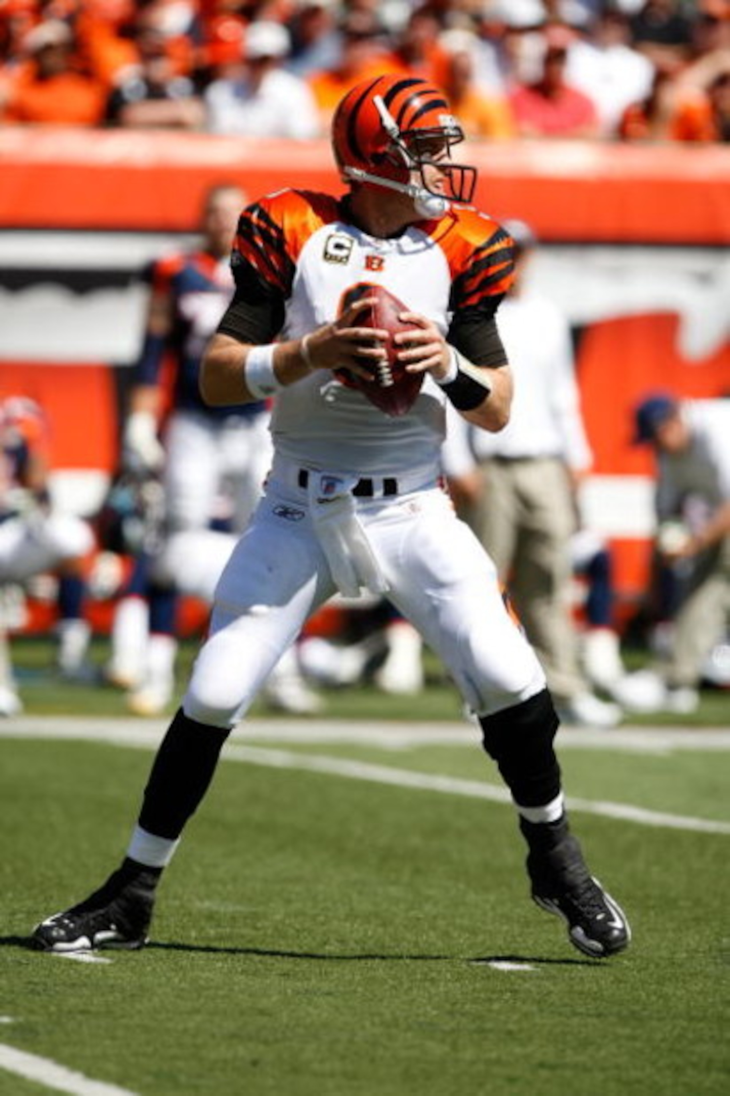 CINCINNATI, OH - SEPTEMBER 13:  Quarterback Carson Palmer #9 of the Cincinnati Bengals drops back to pass the football against the Denver Broncos at Paul Brown Stadium on September 13, 2009 in Cincinnati, Ohio. The Broncos defeated the Bengals 12-7. (Phot