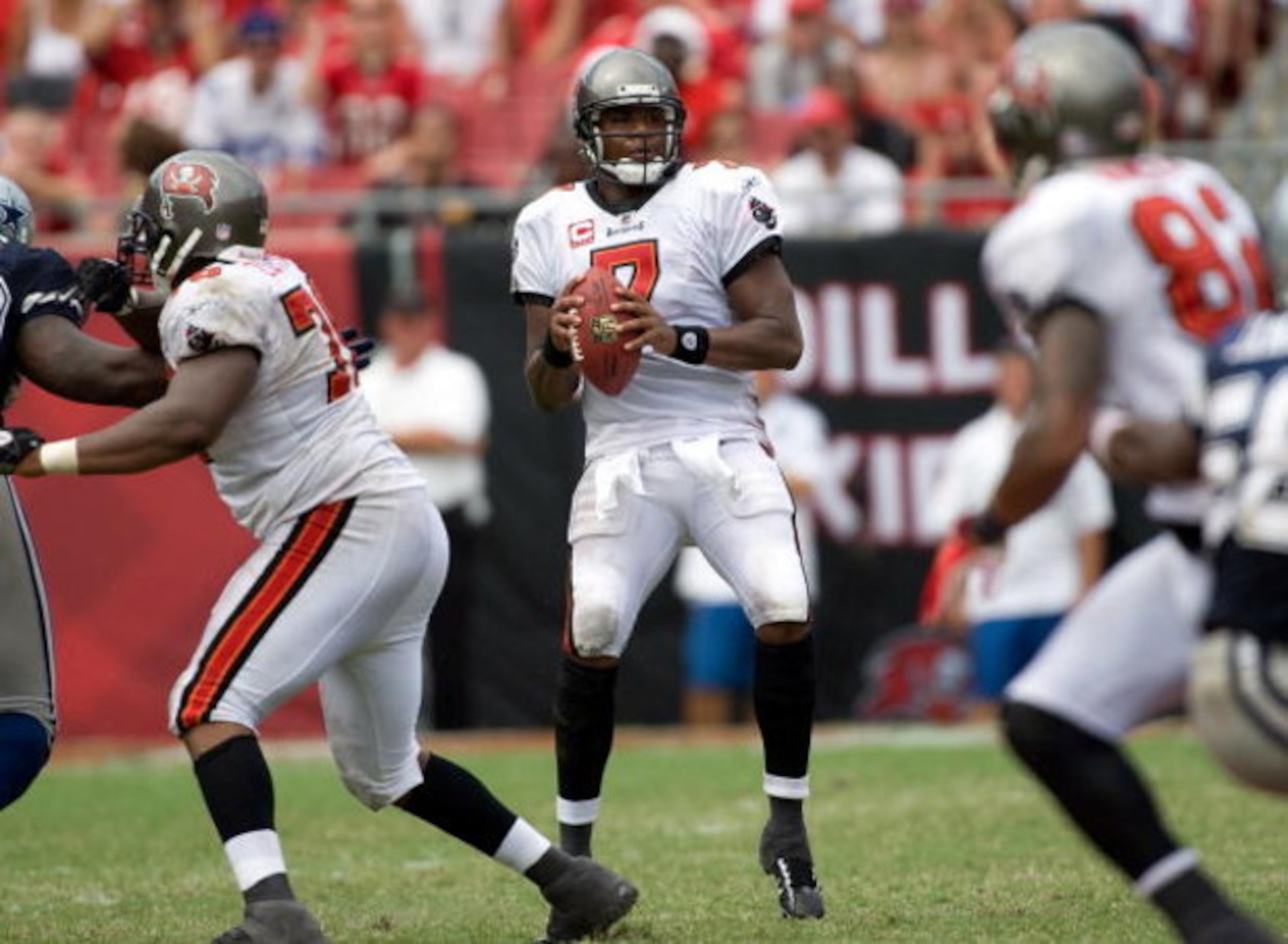 TAMPA, FL - SEPTEMBER 13:  Quarterback Byron Leftwich #7 of the Tampa Bay Buccaneers looks for a receiver against the Dallas Cowboys during the game at Raymond James Stadium on September 13, 2009 in Tampa, Florida.  (Photo by J. Meric/Getty Images)