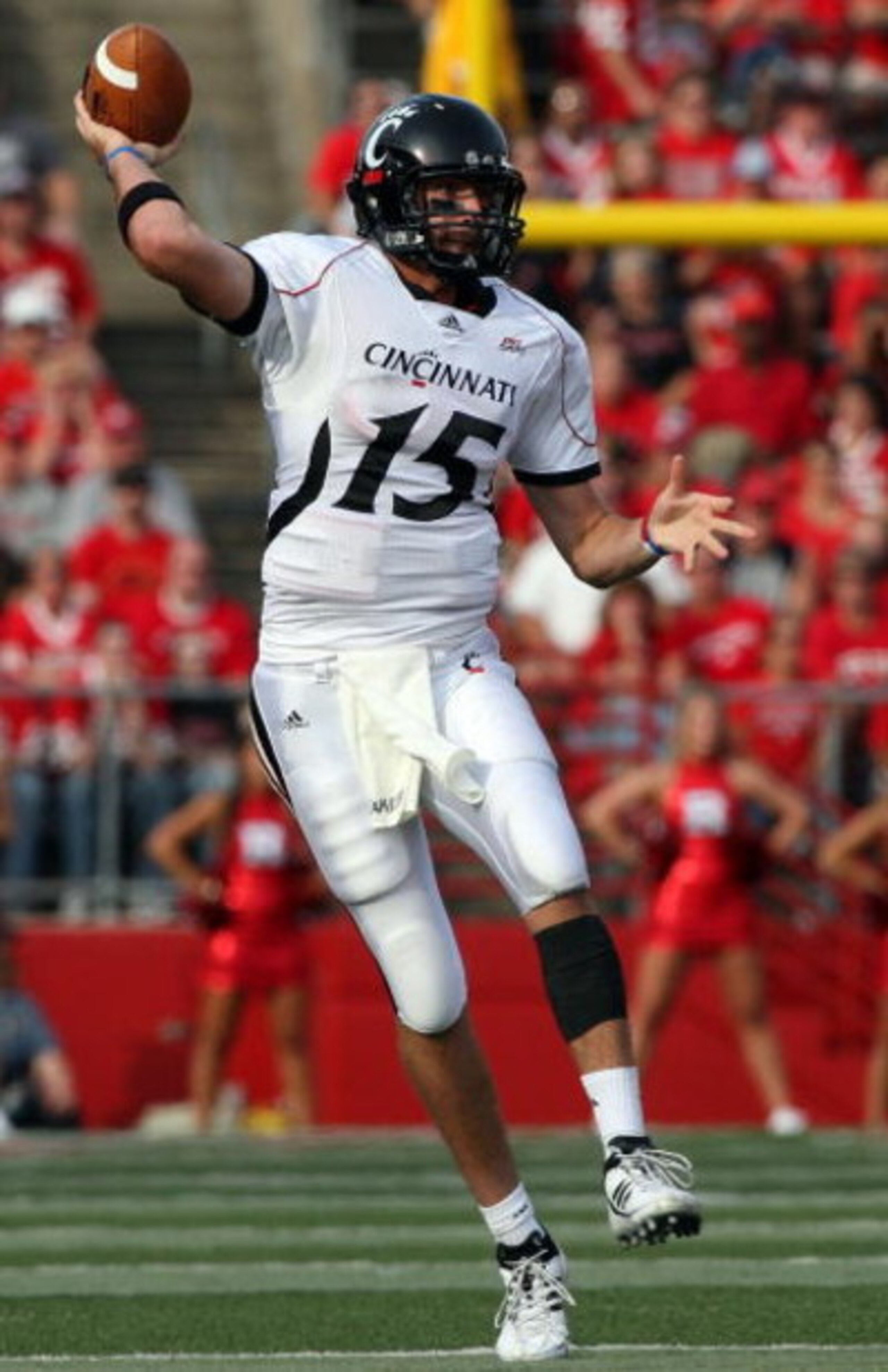 PISCATAWAY, NJ - SEPTEMBER 07: Tony Pike #15 of the Cincinnati Bearcats throws a pass against the Rutgers Scarlet Knights at Rutgers Stadium on September 7, 2009 in Piscataway, New Jersey. by Jim McIsaac/Getty Images) (Photo by Jim McIsaac/Getty Image PISCATAWAY, NJ - SEPTEMBER 07: Tony Pike #15 of the Cincinnati Bearcats throws a pass against the Rutgers Scarlet Knights at Rutgers Stadium on September 7, 2009 in Piscataway, New Jersey. by Jim McIsaac/Getty Images) (Photo by Jim McIsaac/Getty Image