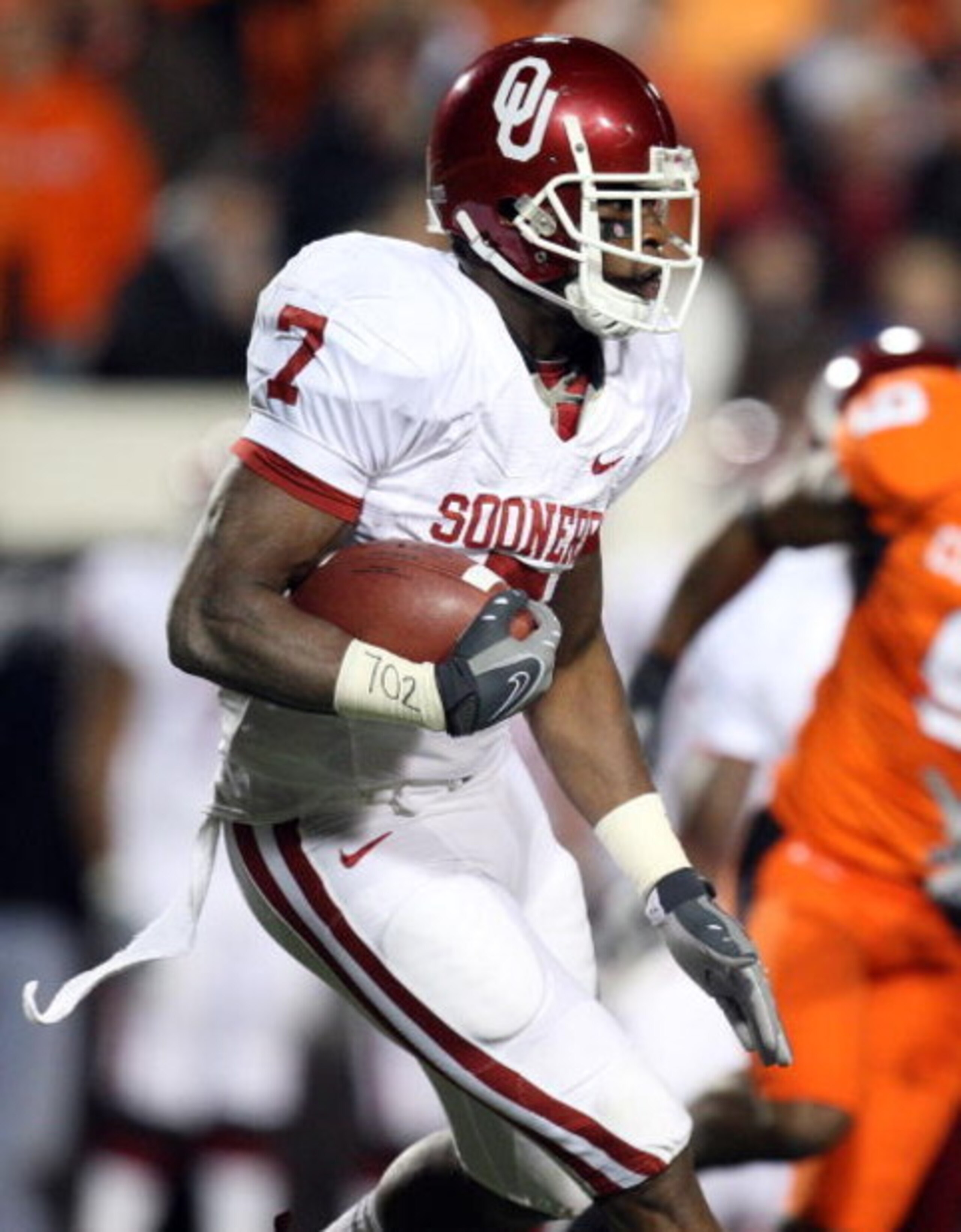 STILLWATER, OK - NOVEMBER 29: Running back DeMarco Murray #7 of the Oklahoma Sooners runs the ball against the Oklahoma State Cowboys at Boone Pickens Stadium on November 29, 2008 in Stillwater, Oklahoma. (Photo by Ronald Martinez/Getty Images) STILLWATER, OK - NOVEMBER 29: Running back DeMarco Murray #7 of the Oklahoma Sooners runs the ball against the Oklahoma State Cowboys at Boone Pickens Stadium on November 29, 2008 in Stillwater, Oklahoma. (Photo by Ronald Martinez/Getty Images)
