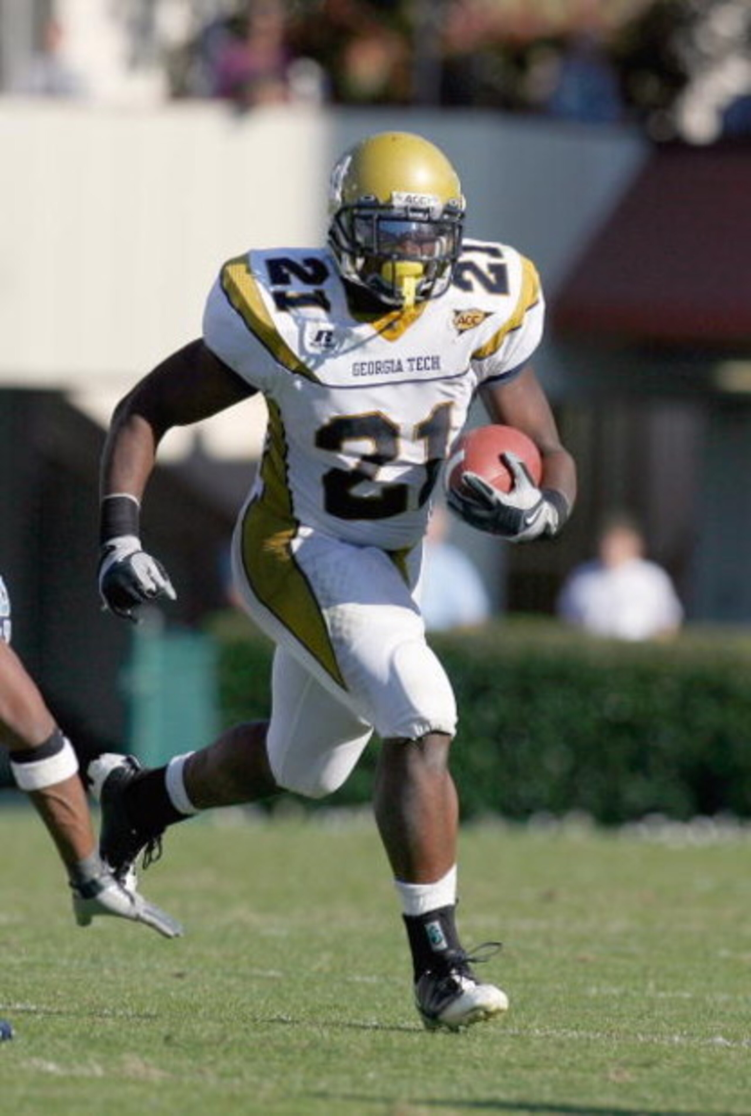 CHAPEL HILL, NC - NOVEMBER 08: Jonathan Dwyer #21 of the Georgia Tech Yellow Jackets carries the ball during the game against the North Carolina Tar Heels at Kenan Stadium on November 8, 2008 in Chapel Hill, North Carolina. (Photo by Kevin C. Cox/Getty CHAPEL HILL, NC - NOVEMBER 08: Jonathan Dwyer #21 of the Georgia Tech Yellow Jackets carries the ball during the game against the North Carolina Tar Heels at Kenan Stadium on November 8, 2008 in Chapel Hill, North Carolina. (Photo by Kevin C. Cox/Getty