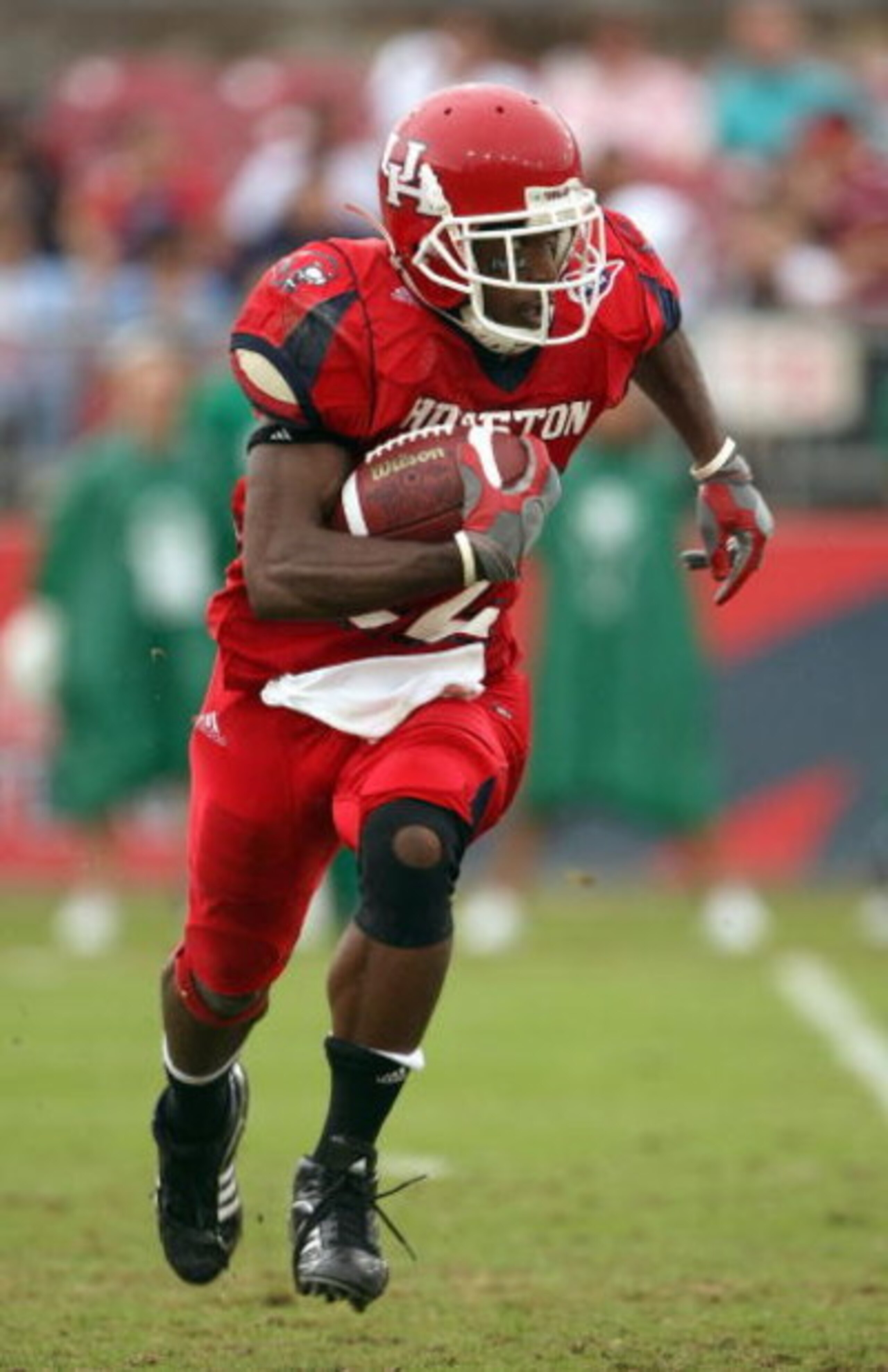 HOUSTON - NOVEMBER 17: Anthony Alridge#22 of the Houston Cougars carries the ball during the game against the Marshall Thundering Herd at Robertson Stadium November 17, 2007 in Houston, Texas. Houston won 35-28. (Photo by Stephen Dunn/Getty Images) 
