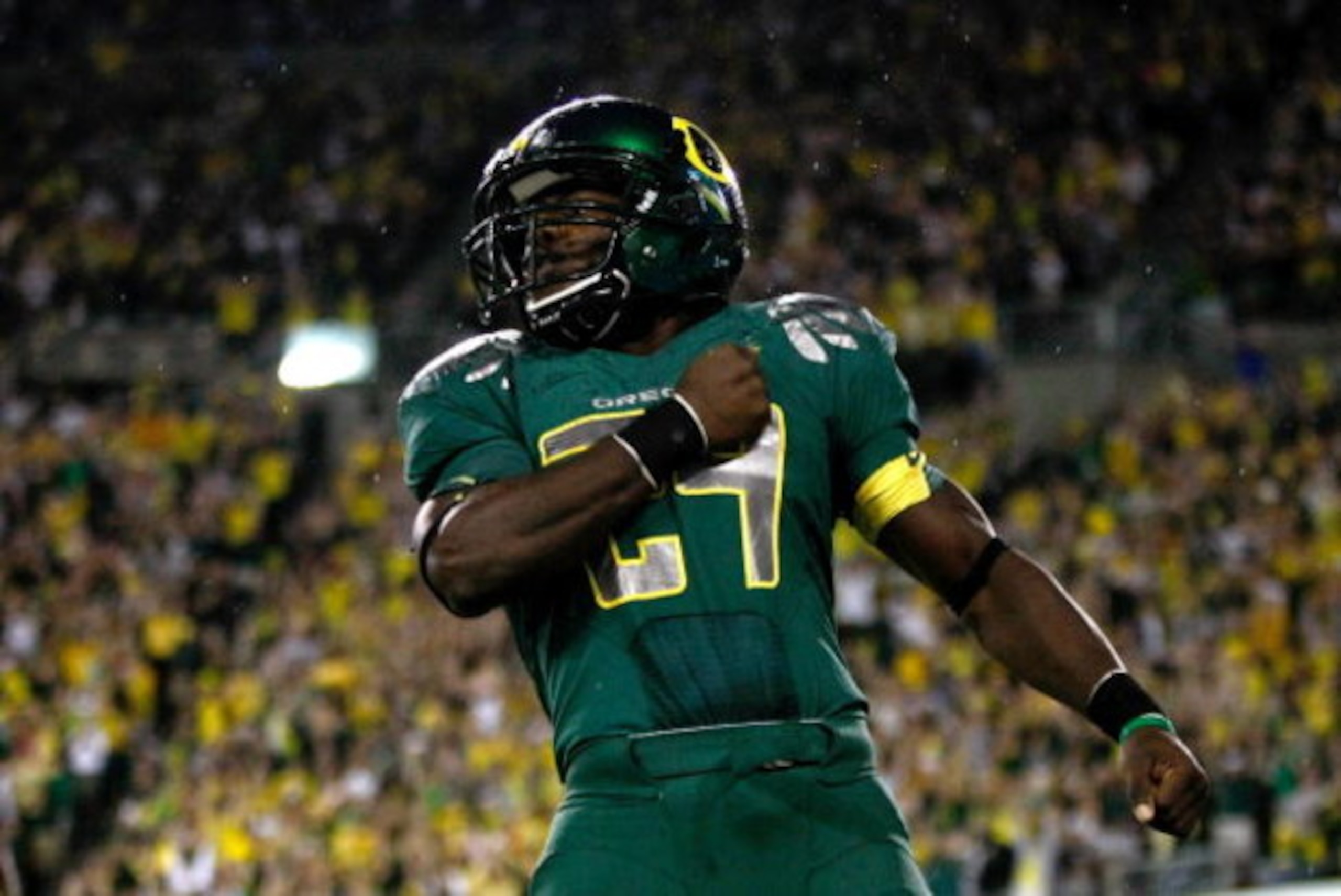 EUGENE, OR - SEPTEMBER 12:  Kenjon Barner #24 of the Oregon Ducks celebrates after scoring a touchdown against the Purdue Boilermakers at Autzen Stadium on September 12, 2009 in Eugene, Oregon.  (Photo by Jonathan Ferrey/Getty Images)