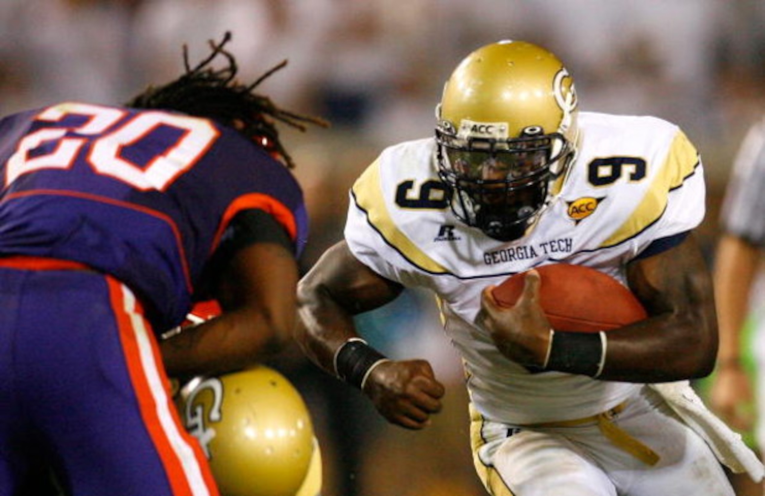 ATLANTA - SEPTEMBER 10:  Quarterback Josh Nesbitt #9 of the Georgia Tech Yellow Jackets rushes upfield against the Clemson Tigers at Bobby Dodd Stadium on September 10, 2009 in Atlanta, Georgia.  (Photo by Kevin C. Cox/Getty Images)