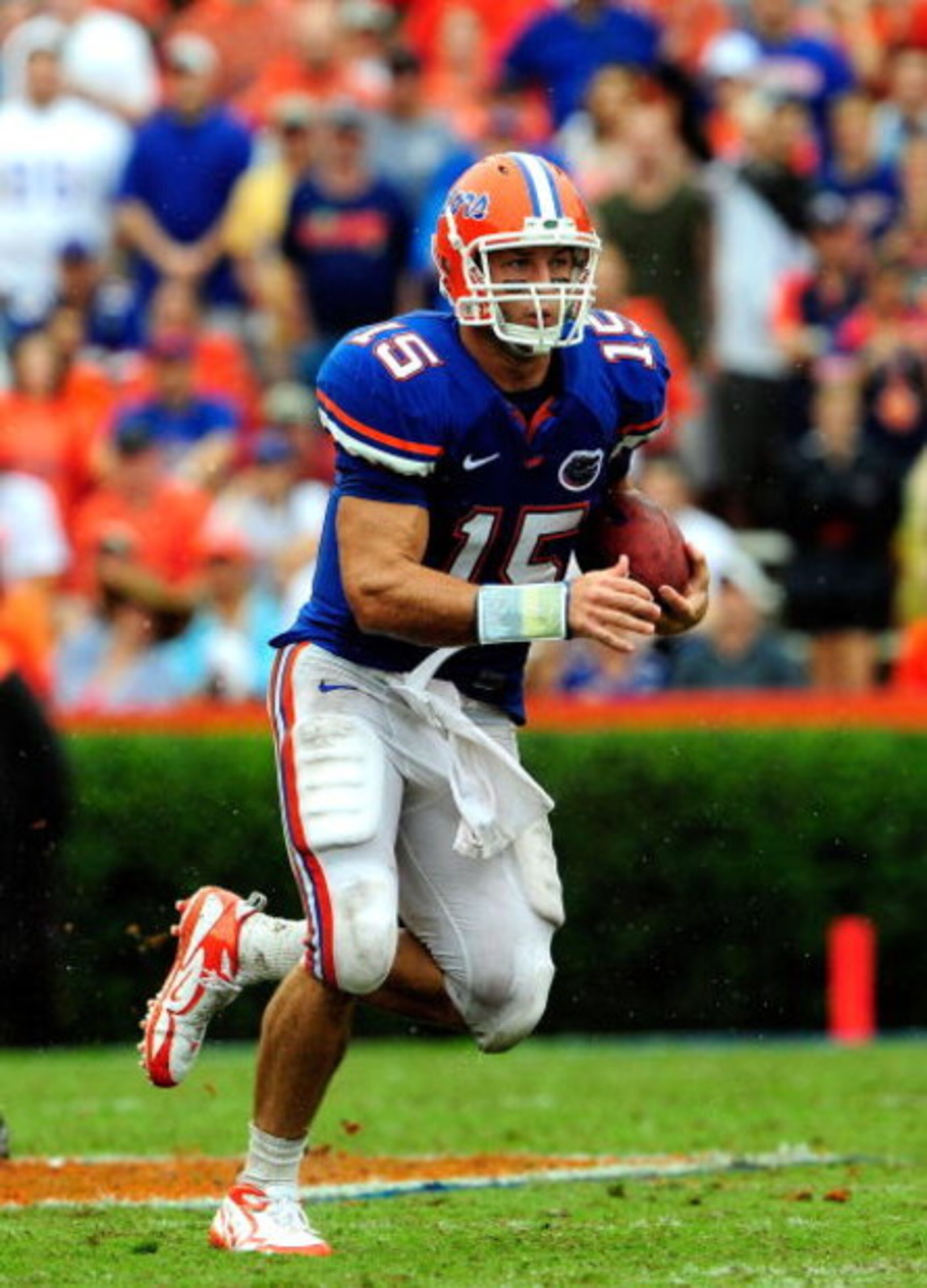 GAINESVILLE, FL - SEPTEMBER 12:  Tim Tebow #15 of the Florida Gators runs for yardage during the game against the Troy Trojans at Ben Hill Griffin Stadium on September 12, 2009 in Gainesville, Florida.  (Photo by Sam Greenwood/Getty Images)