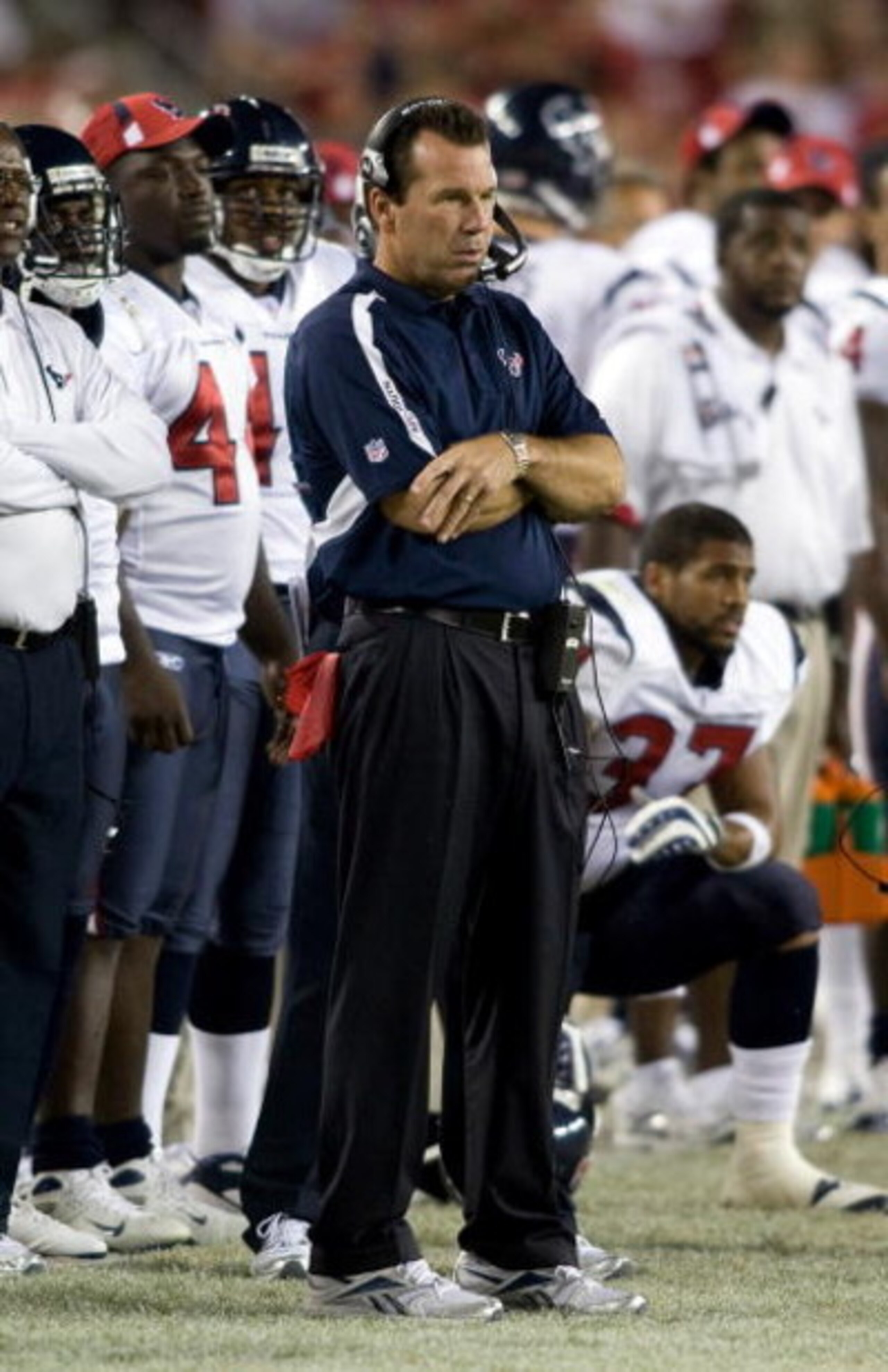 TAMPA, FL - SEPTEMBER 04:  Head coach Gary Kubiak of the Houston Texans directs his team against the Tampa Bay Buccaneers during a preseason game at Raymond James Stadium on September 4, 2009 in Tampa, Florida.  (Photo by J. Meric/Getty Images)