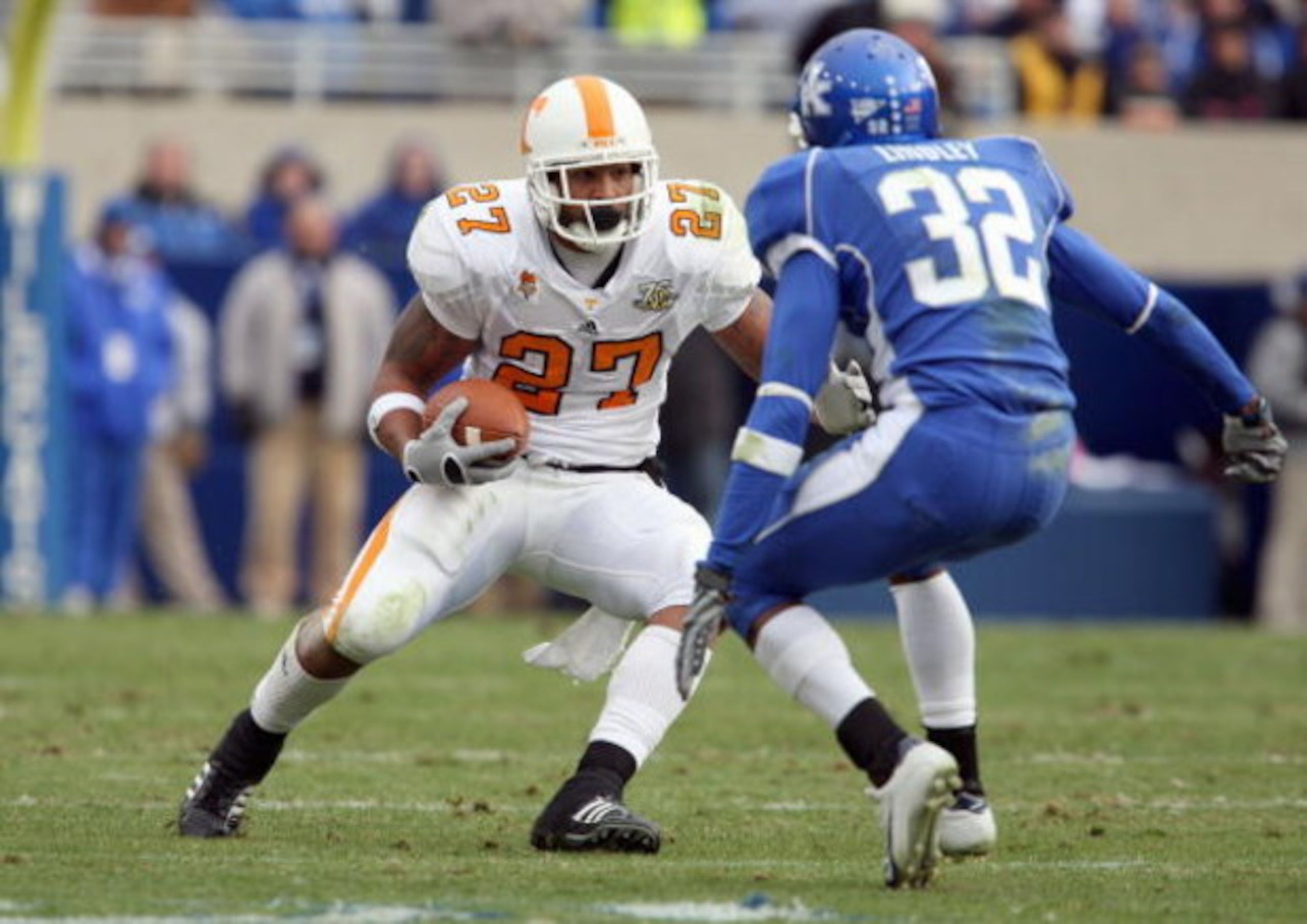 LEXINGTON, KY - NOVEMBER 24: Arian Foster #27 of the Tennessee Volunteers carries the ball against Trevard Lindley #32 of the Kentucky Wildcats at Commonwealth Stadium November 24, 2007 in Lexington, Kentucky. (Photo by Andy Lyons/Getty Images)