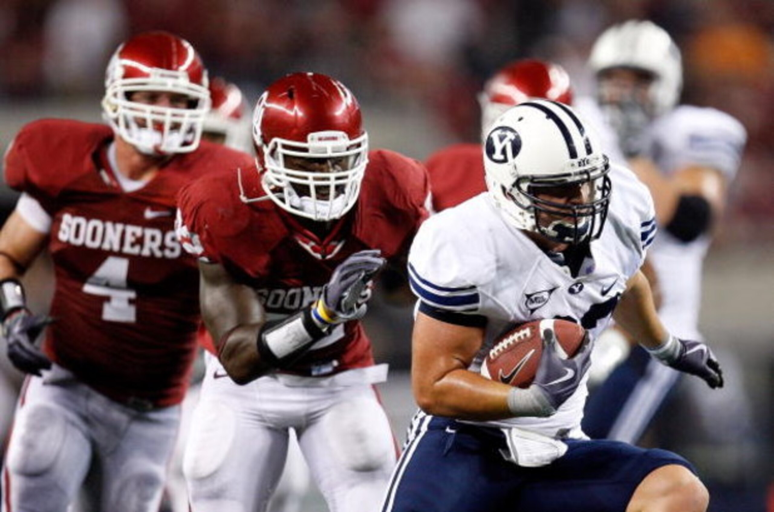 ARLINGTON, TX - SEPTEMBER 05:  Tight end Dennis Pitta #32 of the Brigham Young Cougars runs the ball against the Oklahoma Sooners at Cowboys Stadium on September 5, 2009 in Arlington, Texas.  (Photo by Ronald Martinez/Getty Images)