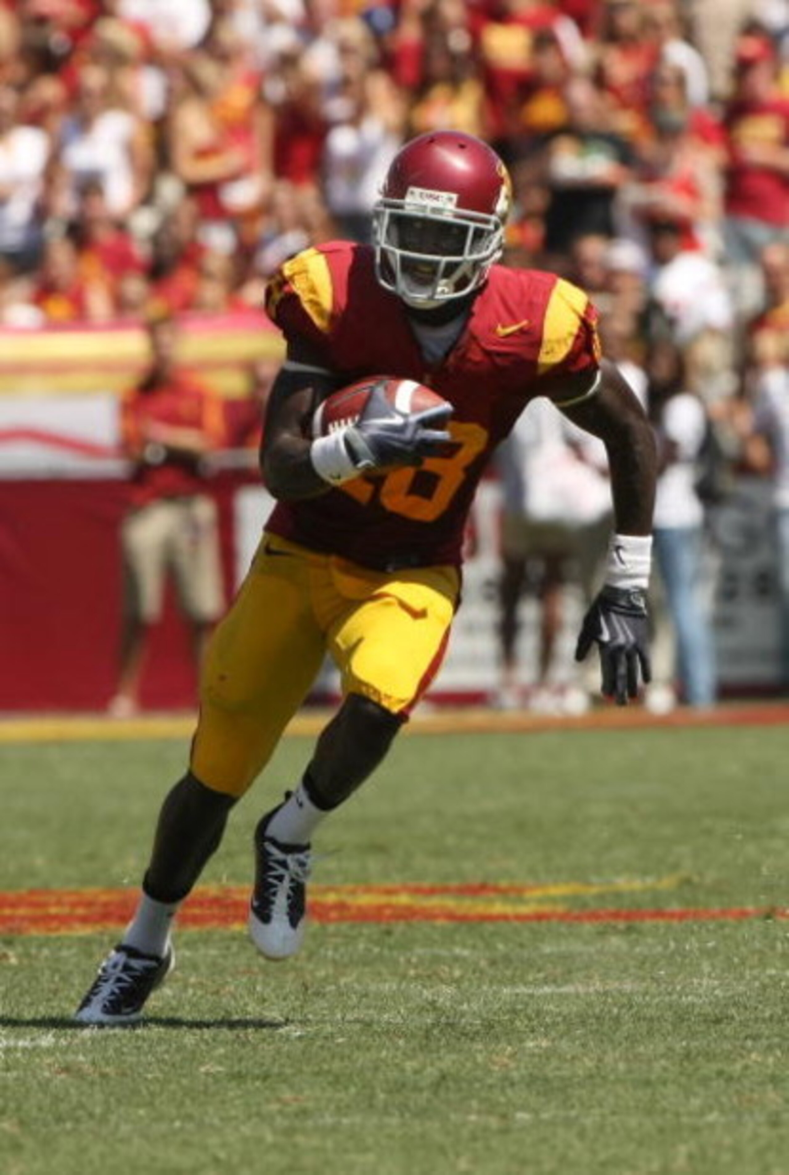 LOS ANGELES, CA - SEPTEMBER 05:  Wide receiver Damian Williams #18 of the USC Trojans carries the ball against the San Jose State Spartans on September 5, 2009 at the Los Angeles Coliseum in Los Angeles, California.   USC won 56-3.  (Photo by Stephen Dunn