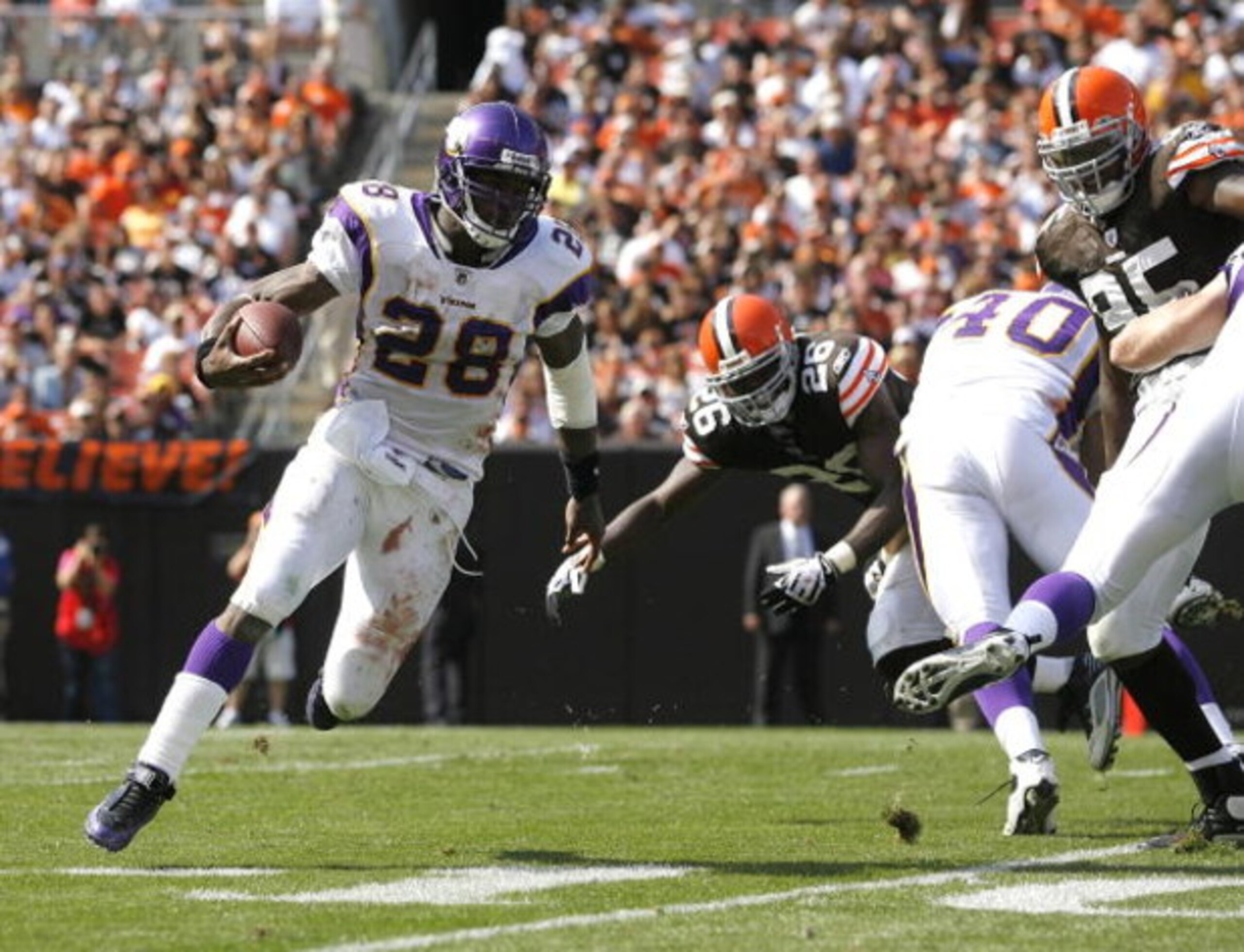 CLEVELAND - SEPTEMBER 13:  Adrian Peterson #28 of the Minnesota Vikings runs around the defense of the Cleveland Browns at Cleveland Browns Stadium on September 13, 2009 in Cleveland, Ohio.  (Photo by Matt Sullivan/Getty Images)
