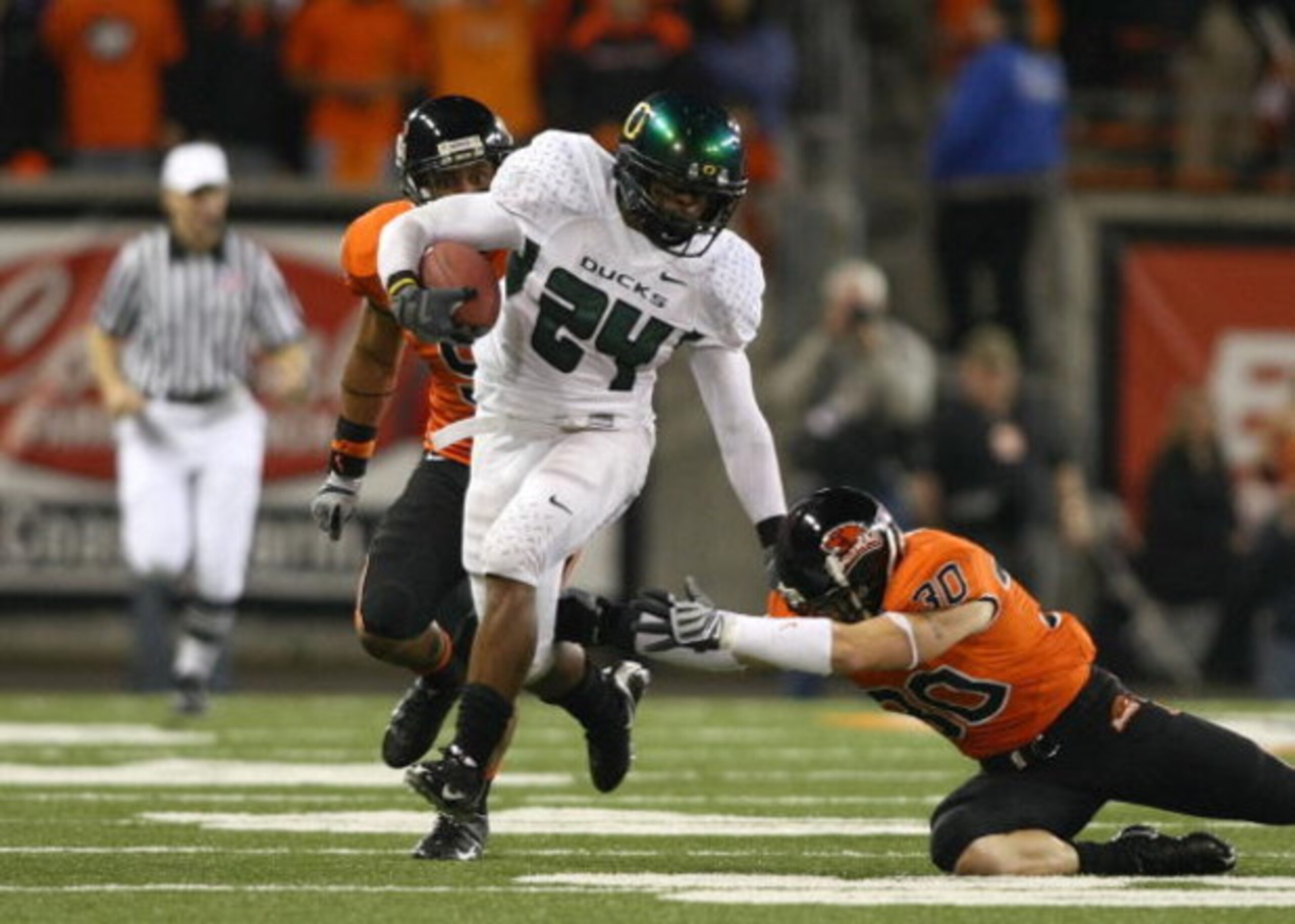CORVALIS, OR - NOVEMBER 29:  Jeremiah Johnson #24 of the Oregon Ducks runs with the ball during their game against the Oregon State Beavers at Reser Stadium on November 29, 2008 in Corvalis, Oregon. The Ducks defeated the Beavers 65-38. (Photo by Jonathan
