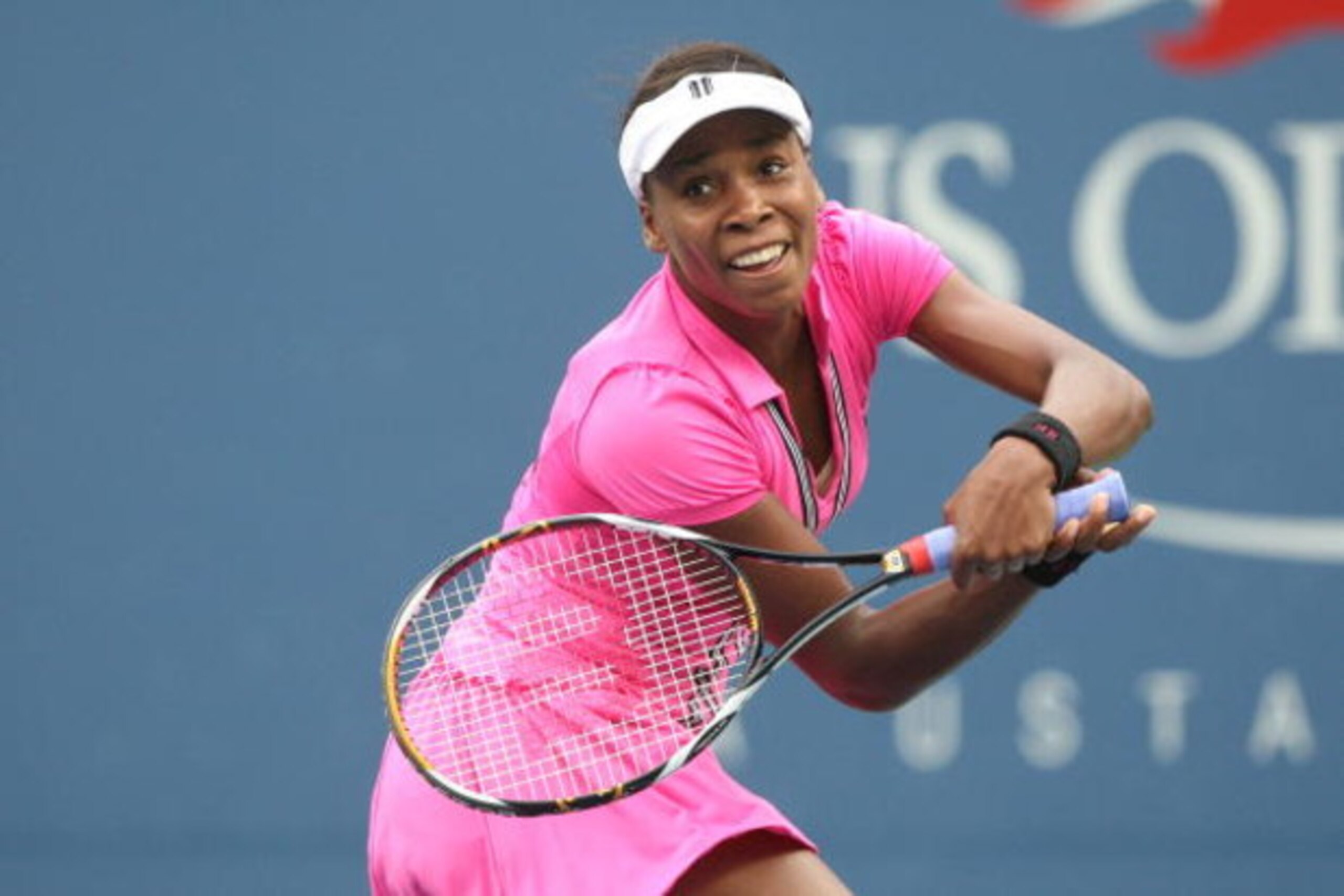 NEW YORK - SEPTEMBER 06: Venus Williams of the United States returns a shot against Kim Clijsters of Belgium during day seven of the 2009 U.S. Open at the USTA Billie Jean King National Tennis Center on September 6, 2009 in the Flushing neighborhood of t NEW YORK - SEPTEMBER 06: Venus Williams of the United States returns a shot against Kim Clijsters of Belgium during day seven of the 2009 U.S. Open at the USTA Billie Jean King National Tennis Center on September 6, 2009 in the Flushing neighborhood of t