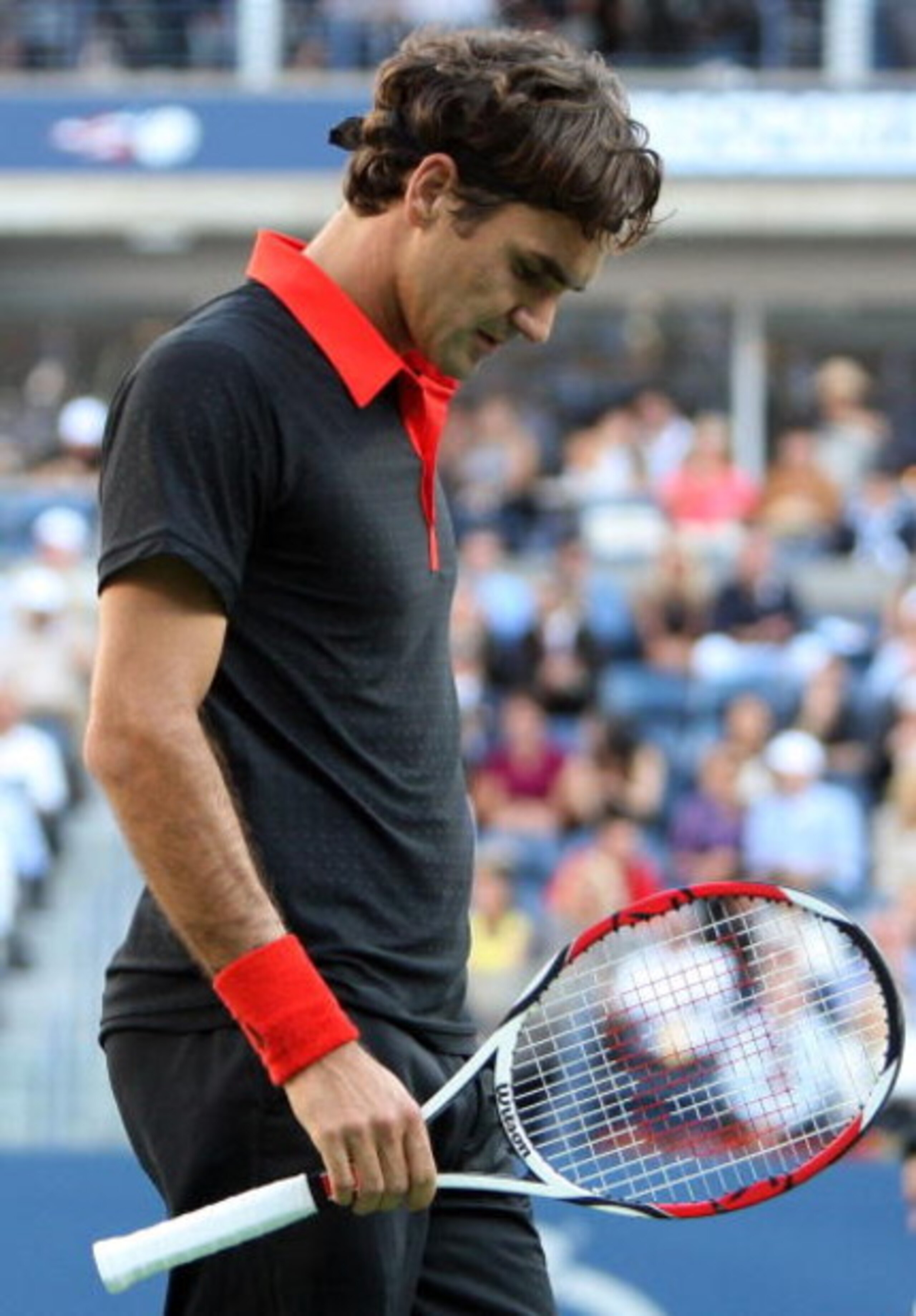 NEW YORK - SEPTEMBER 14:  Roger Federer of Switzerland reacts to losing a point against Juan Martin Del Potro of Argentina during the Men's Singles final on day fifteen of the 2009 U.S. Open at the USTA Billie Jean King National Tennis Center on September