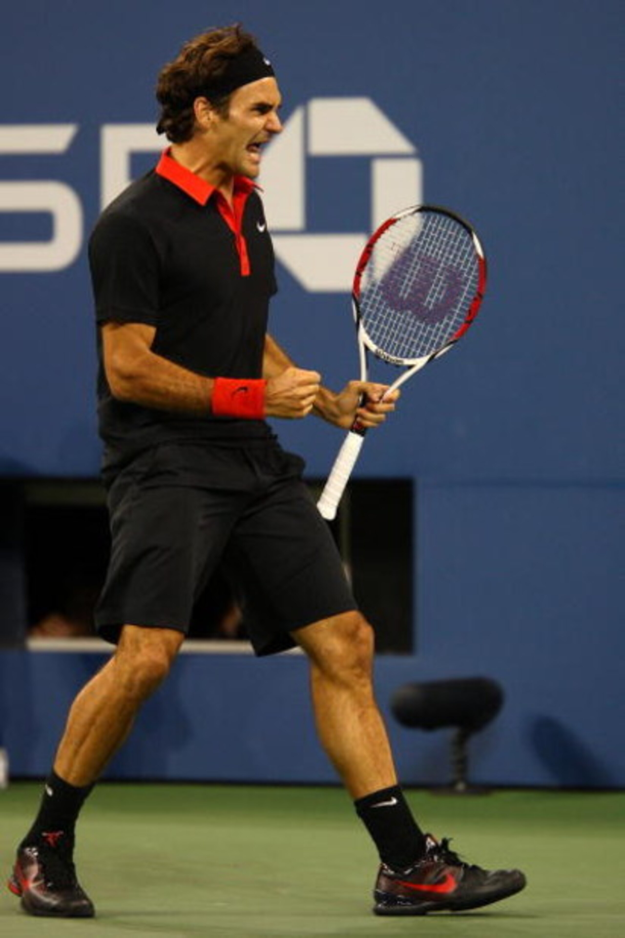 NEW YORK - SEPTEMBER 14:  Roger Federer of Switzerland reacts during the Men's Singles final against Juan Martin Del Potro of Argentina on day fifteen of the 2009 U.S. Open at the USTA Billie Jean King National Tennis Center on September 14, 2009 in the F