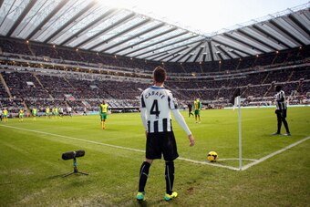NEWCASTLE, UNITED KINGDOM - NOVEMBER 23: Yohan Cabaye prepares to take a corner during the Barclays Premier League match between Newcastle United and Norwich City at St James' Park on November 23, 2013 in Newcastle upon Tyne, England (Photo by Ian Horrock