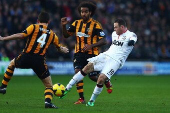 HULL, ENGLAND - DECEMBER 26:  Wayne Rooney (R) of Manchester United shoots and scores his sides second goal during the Barclays Premier League match between Hull City and Manchester United at KC Stadium on December 26, 2013 in Hull, England.  (Photo by Ma