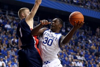 LEXINGTON, KY - DECEMBER 21:  Julius Randle #30 of the Kentucky Wildcats shoots the ball during the game against the Belmont Bruins during the game at Rupp Arena on December 21, 2013 in Lexington, Kentucky.  (Photo by Andy Lyons/Getty Images)