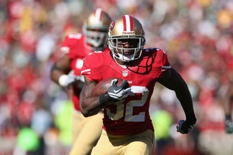 SAN FRANCISCO, CA - SEPTEMBER 08:  Running back Kendall Hunter #32 of the San Francisco 49ers carries the ball against the Green Bay Packers at Candlestick Park on September 8, 2013 in San Francisco, California.  (Photo by Jeff Gross/Getty Images)