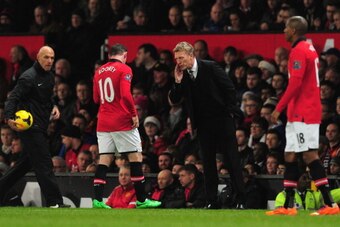 MANCHESTER, ENGLAND - DECEMBER 21:  Manchester United manager David Moyes speaks to Wayne Rooney during the Barclays Premier League match between Manchester United and West Ham United at Old Trafford on December 21, 2013 in Manchester, England.  (Photo by